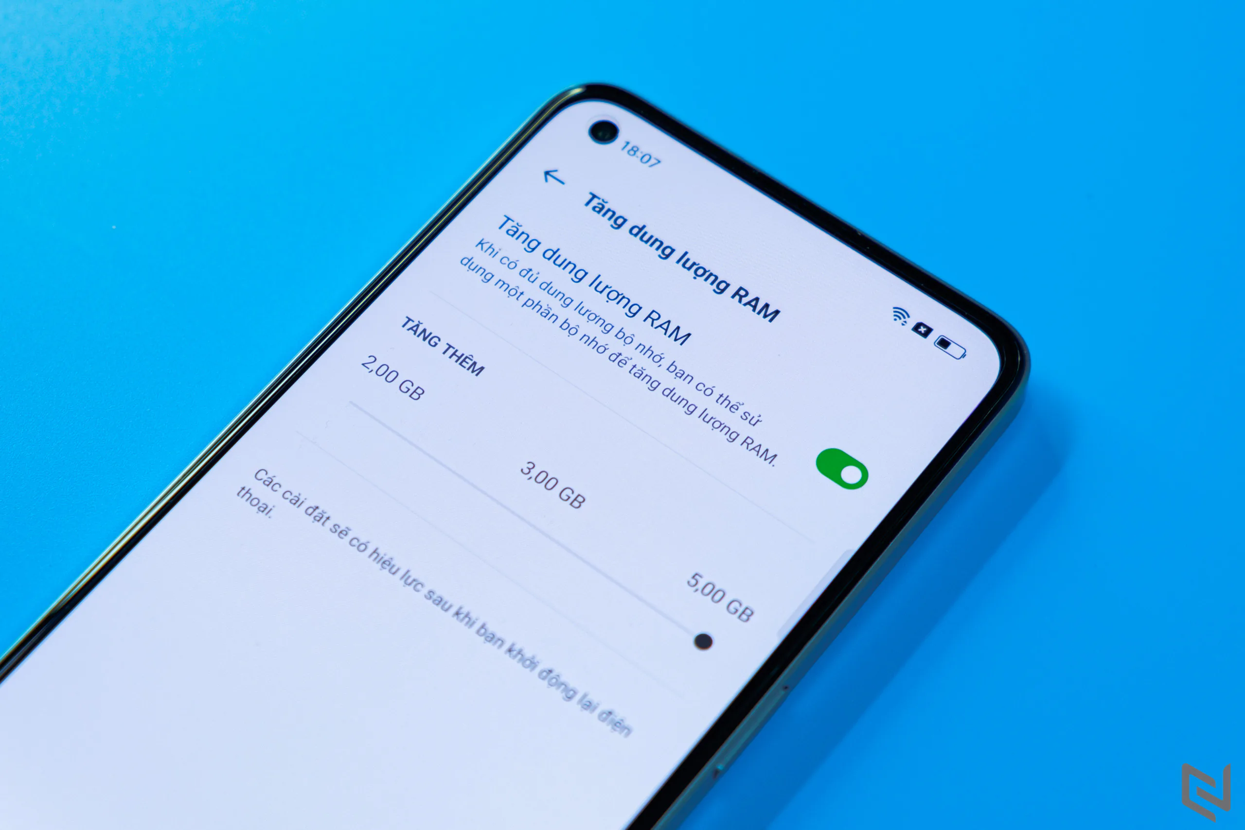 Mở hộp OPPO Reno7 Z 5G: Thiết kế phá cách, viền sáng kép là điểm nhấn