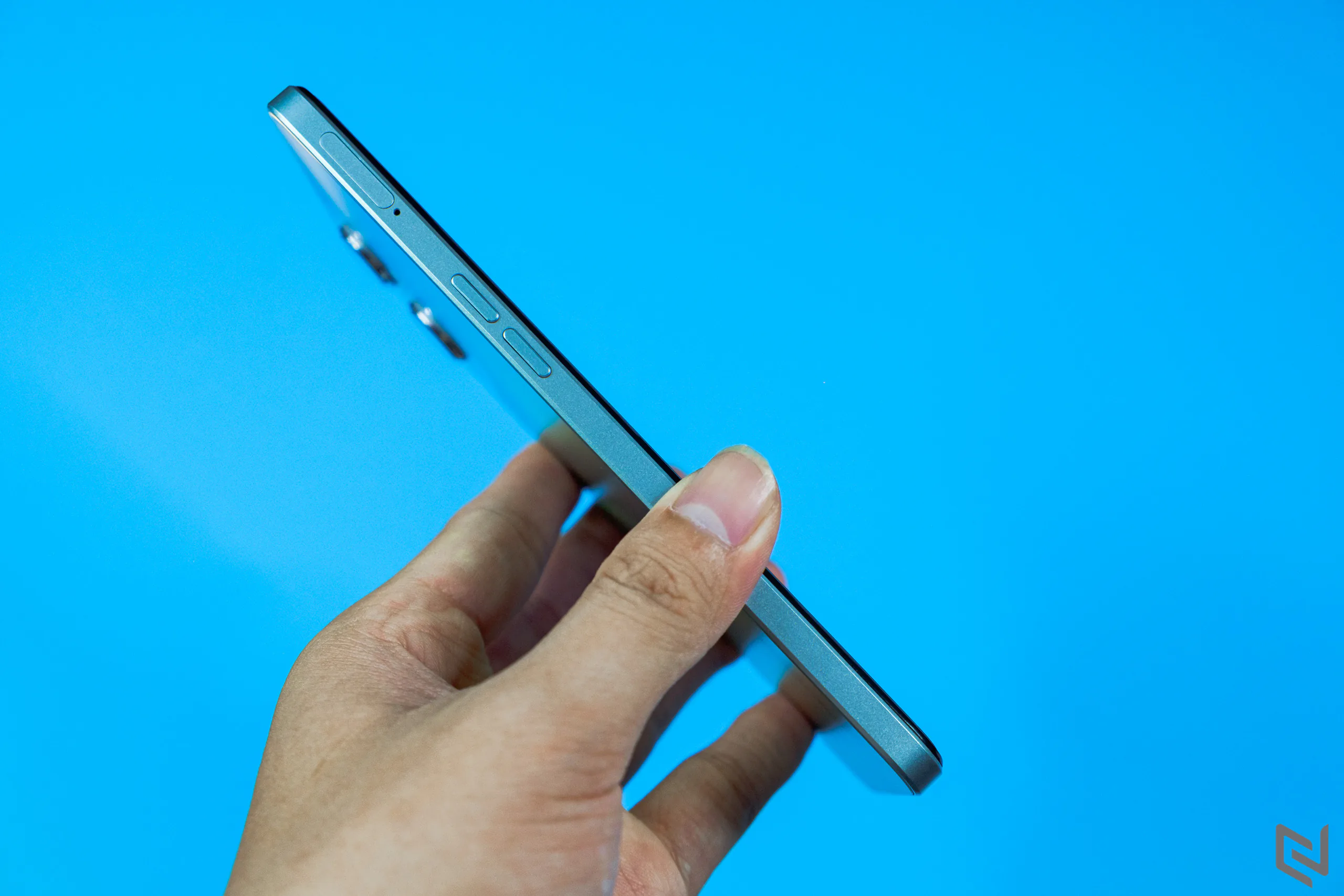 Mở hộp OPPO Reno7 Z 5G: Thiết kế phá cách, viền sáng kép là điểm nhấn