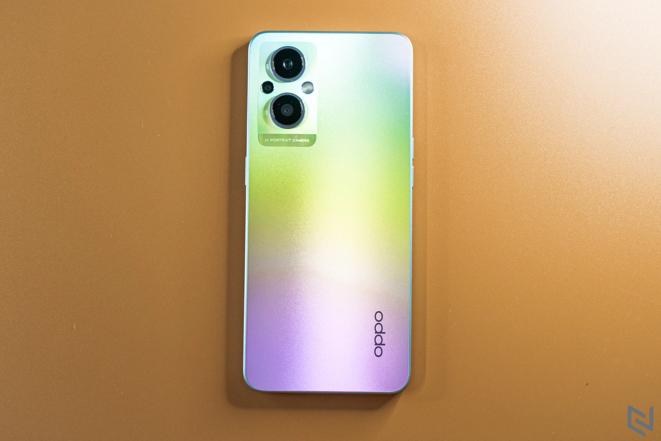 Mở hộp OPPO Reno7 Z 5G: Thiết kế phá cách, viền sáng kép là điểm nhấn