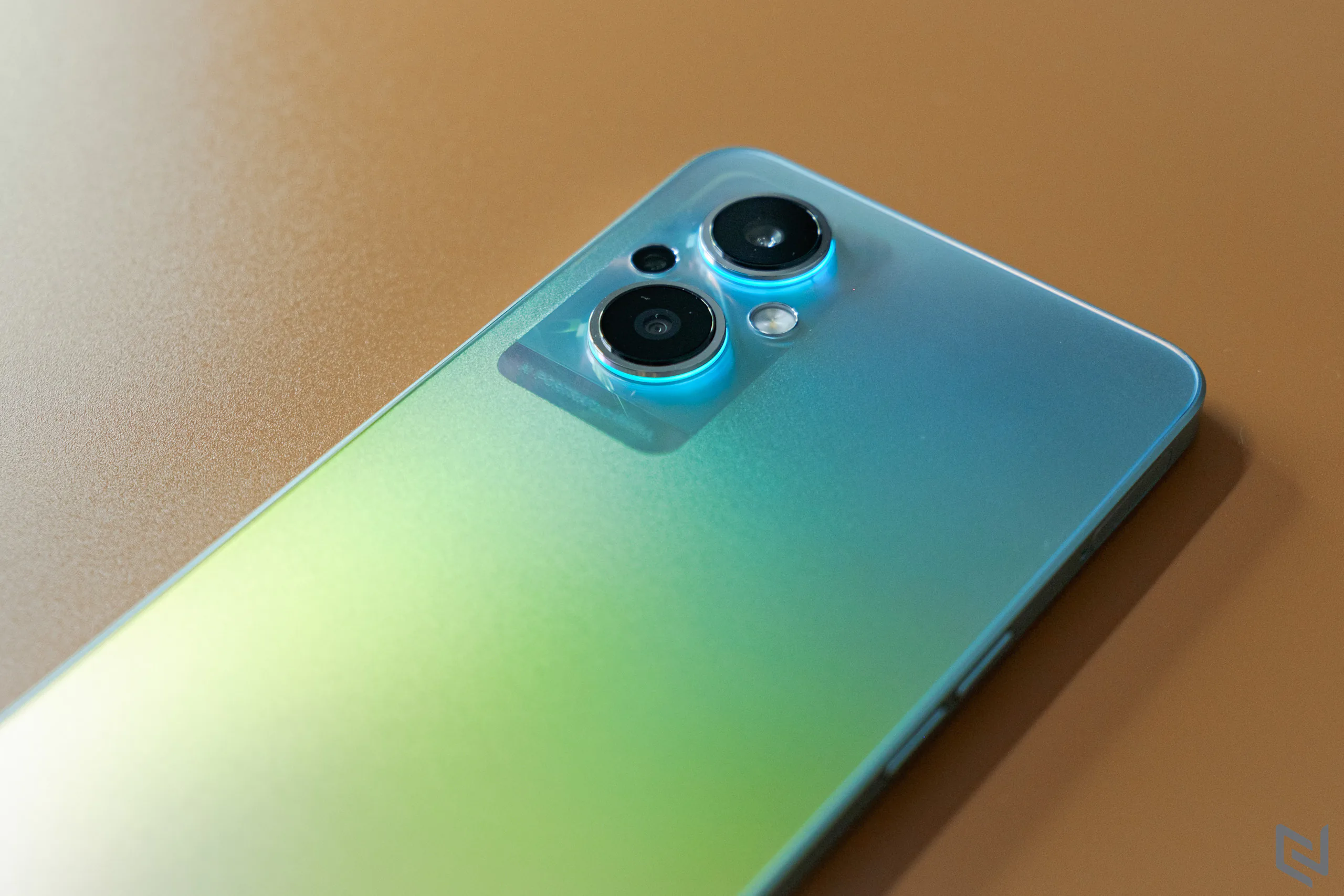 Mở hộp OPPO Reno7 Z 5G: Thiết kế phá cách, viền sáng kép là điểm nhấn
