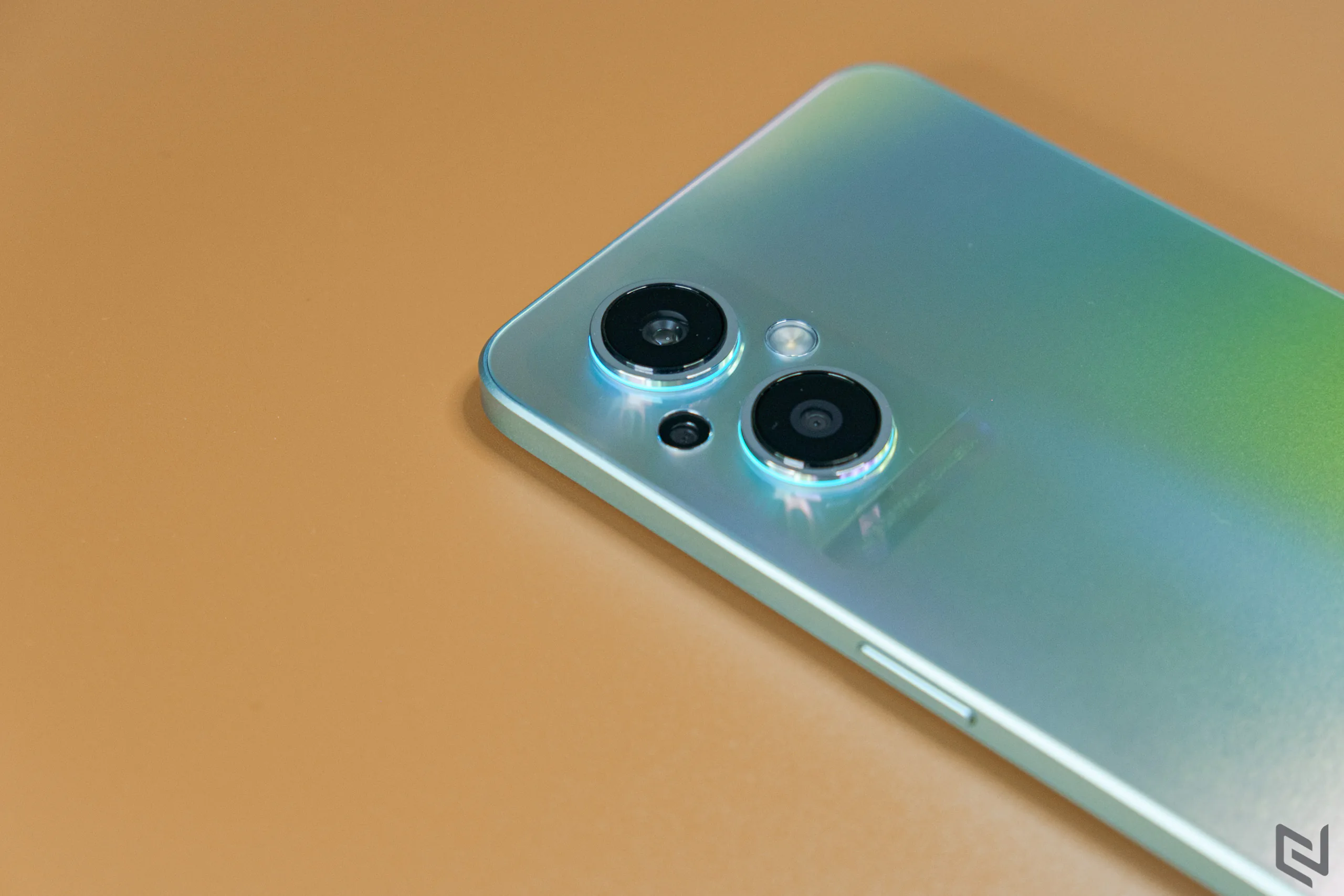 Mở hộp OPPO Reno7 Z 5G: Thiết kế phá cách, viền sáng kép là điểm nhấn