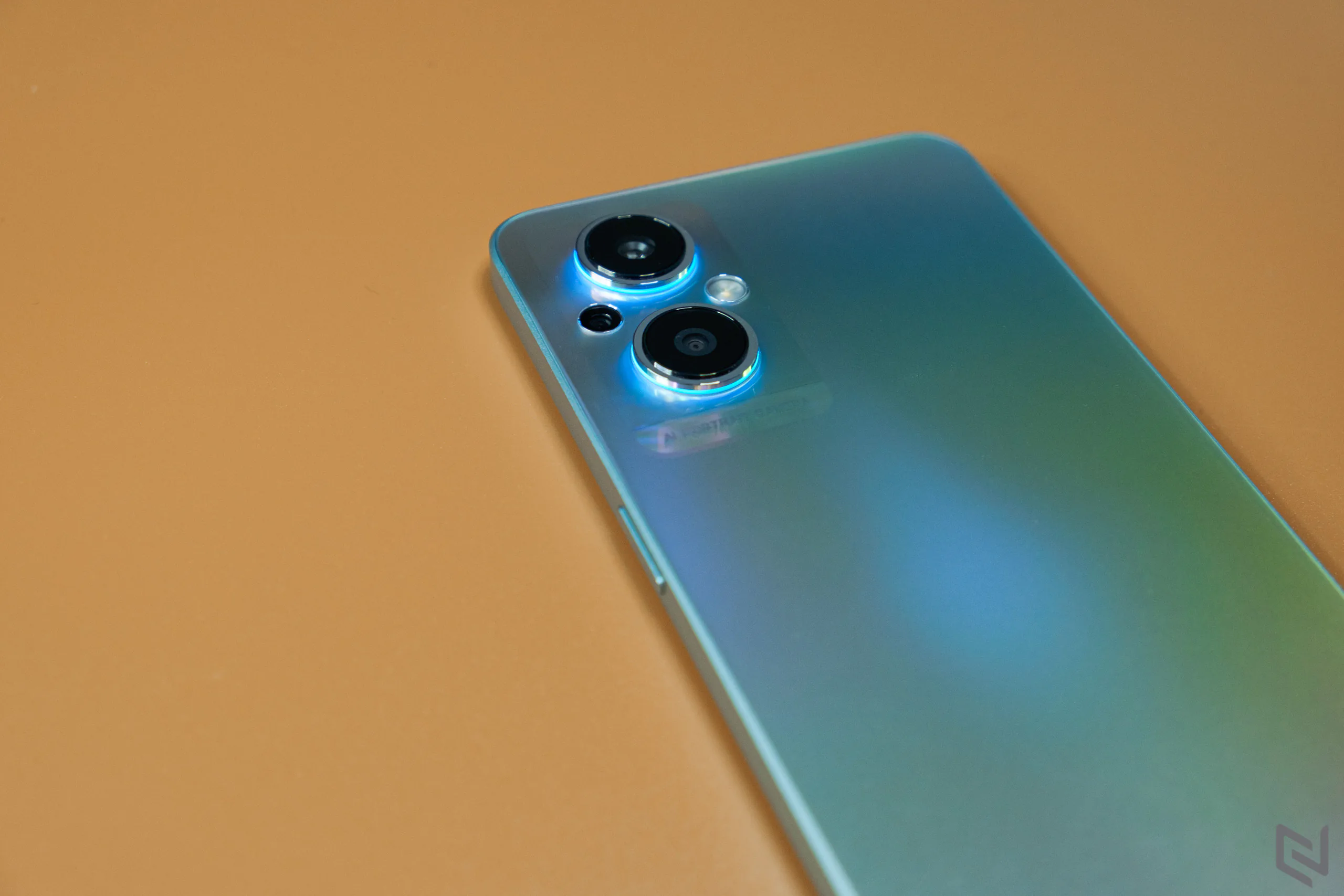 Mở hộp OPPO Reno7 Z 5G: Thiết kế phá cách, viền sáng kép là điểm nhấn