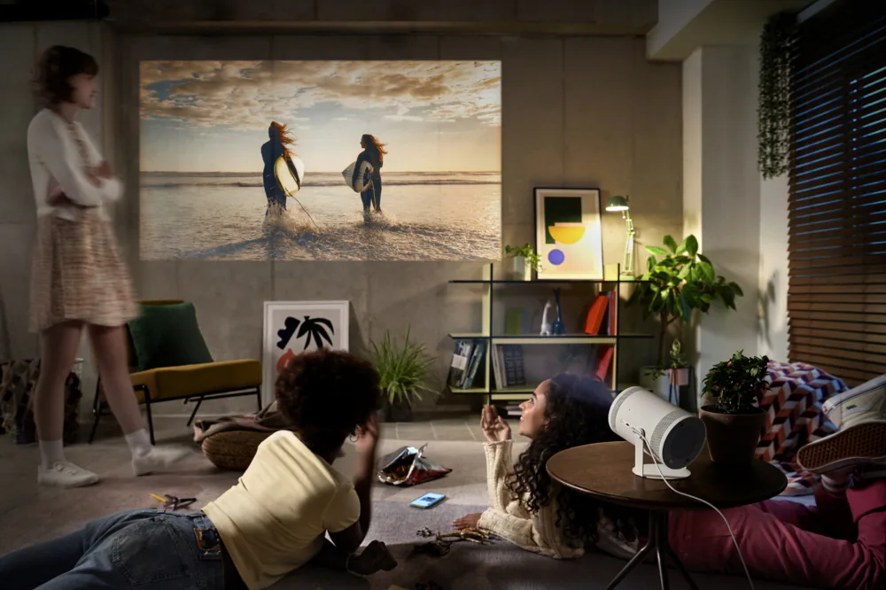 Mở bán Máy chiếu Smart TV 100-inch bỏ túi The Freestyle tại Việt Nam với hàng trăm đơn đặt hàng trước