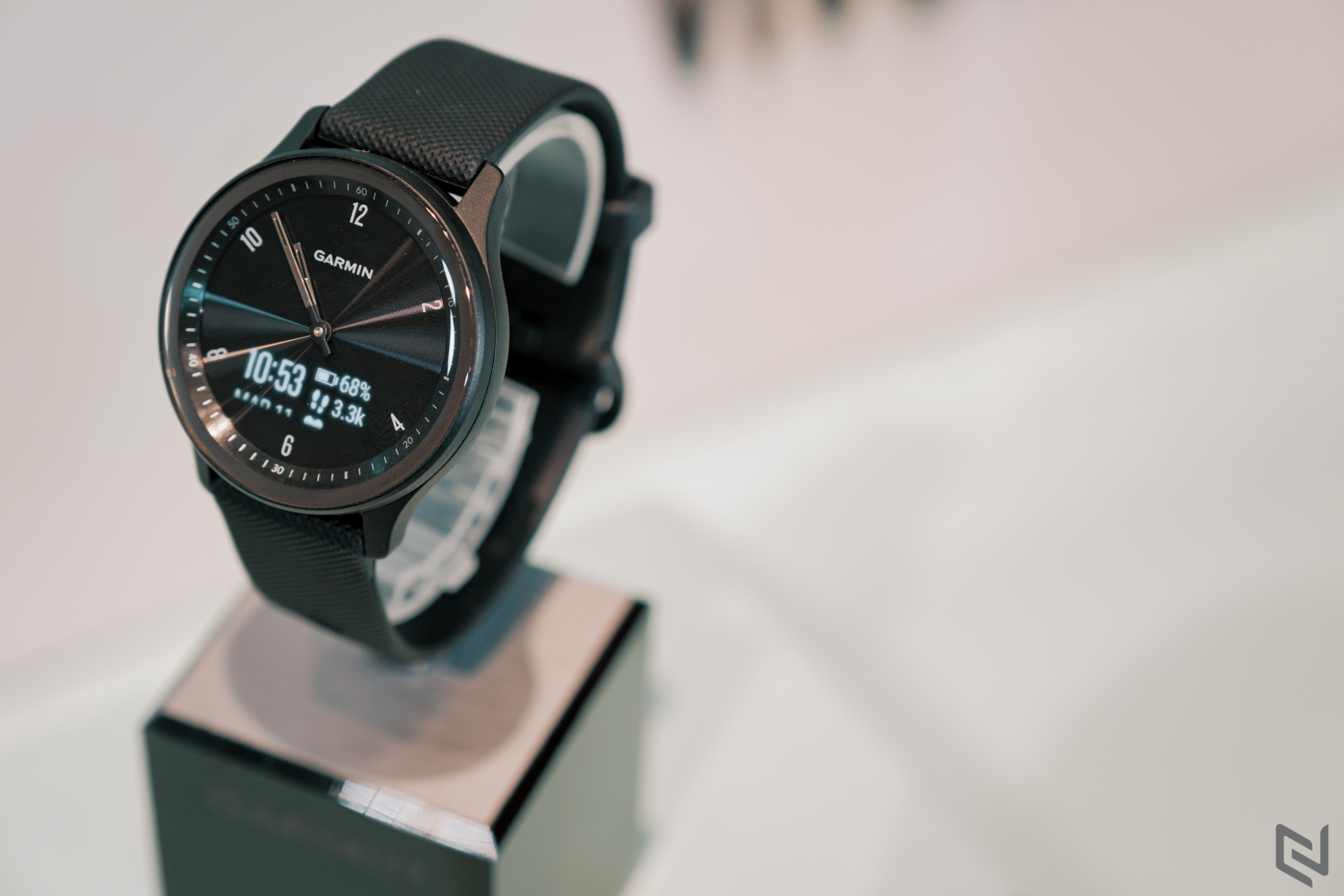 Đồng hồ thông minh hybrid Garmin vívomove Sport, mặt đồng hồ kim cổ điển kết hợp với màn hình cảm ứng ẩn hiện đại