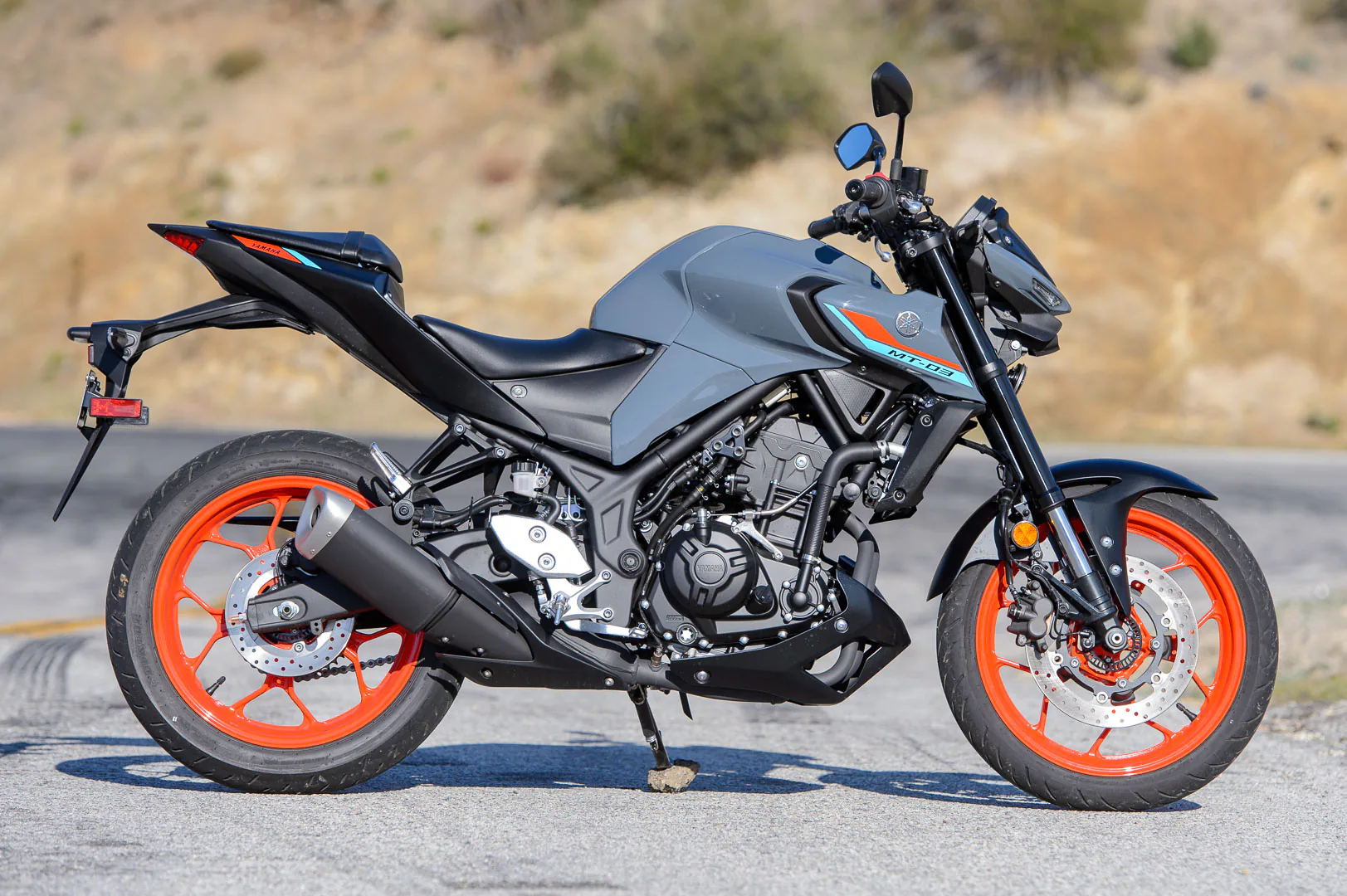 “Kỵ sĩ bóng đêm” Yamaha MT-03 2022 có giá bán chính thức từ 129 triệu đồng tại Việt Nam