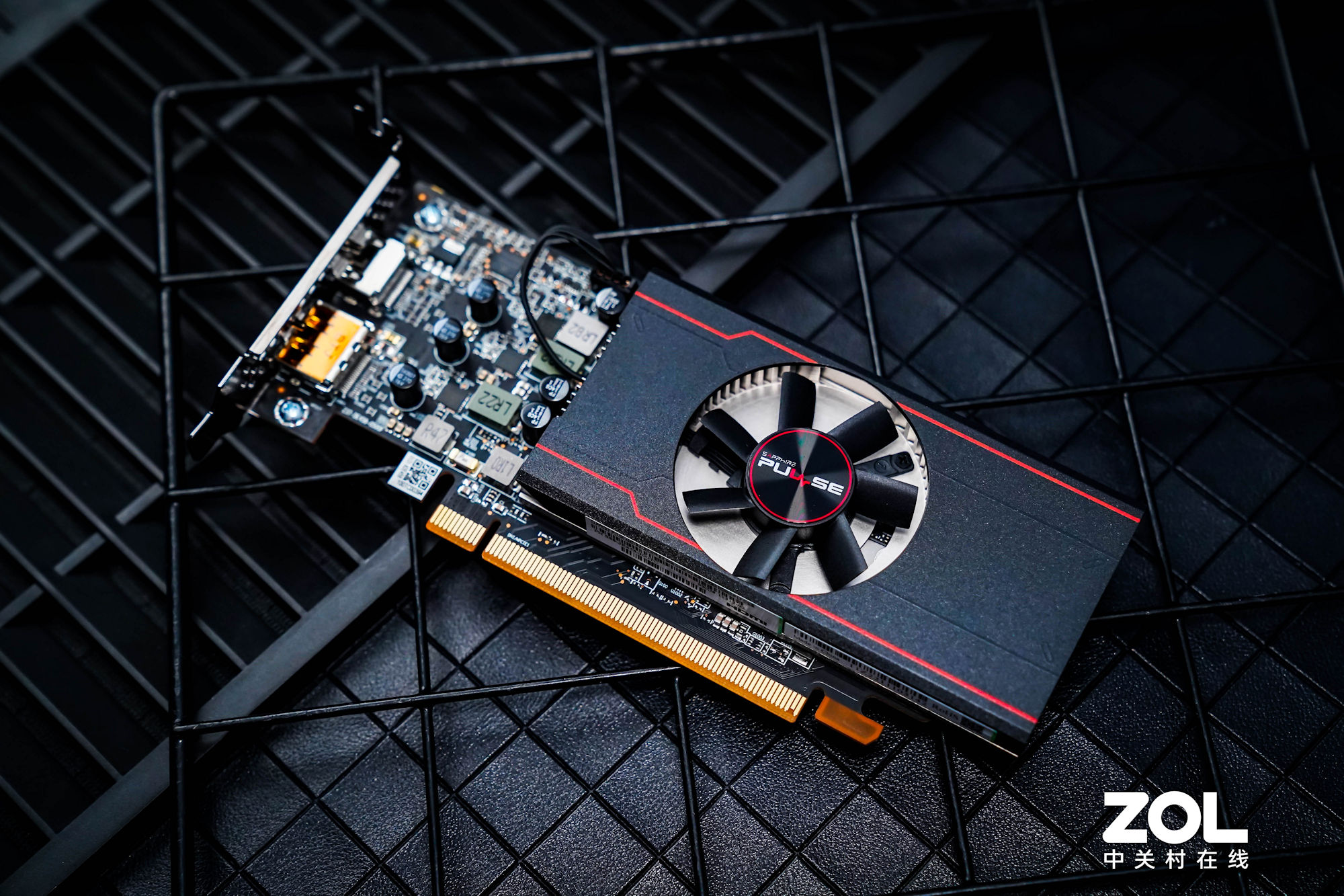 AMD ra mắt card đồ hoạ RX 6400 mới kích thước nhỏ, giá chỉ 159 USD