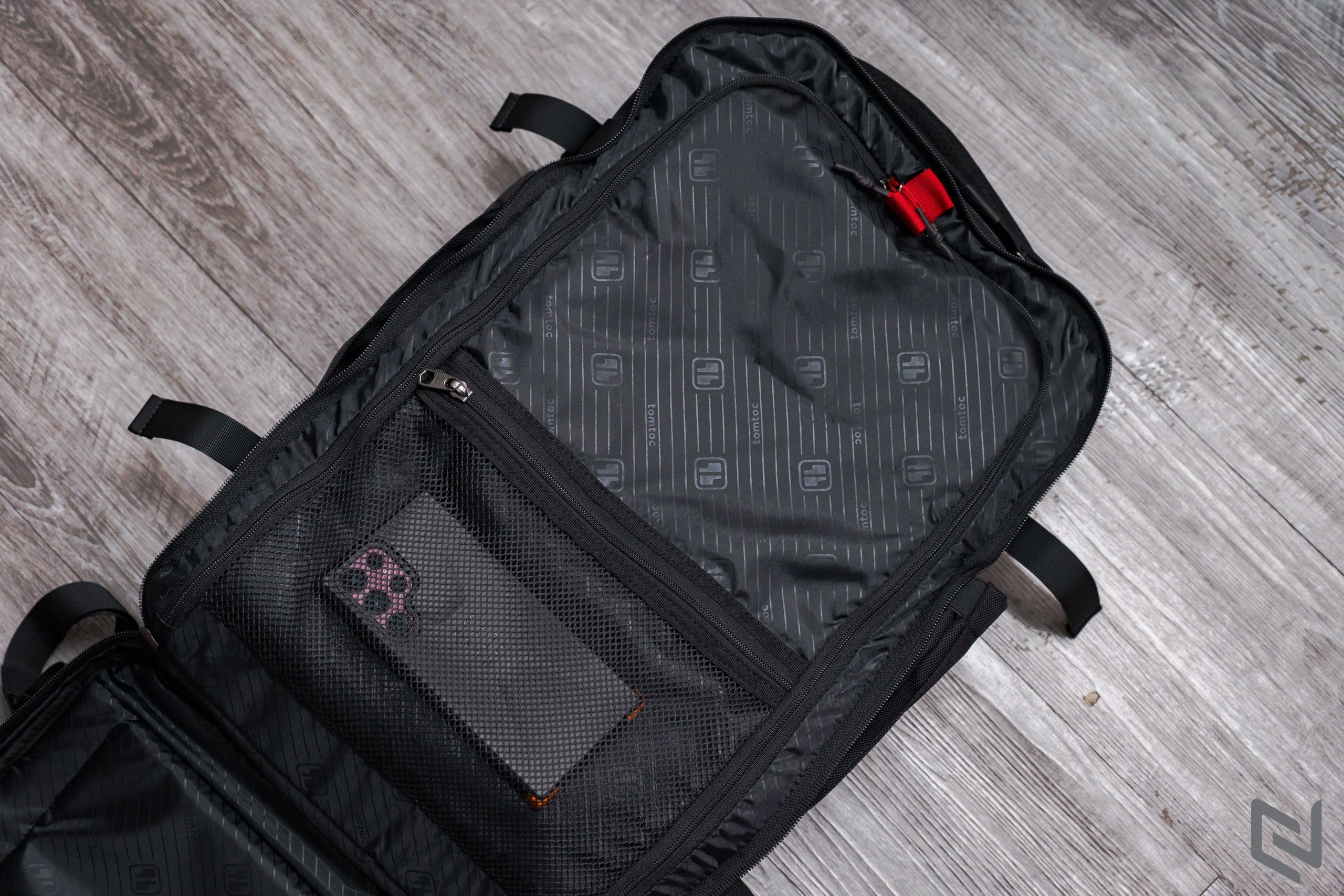 Trên tay balo TomToc Travel Backpack 40L, balo du lịch tiện lợi với ngăn chứa cực rộng