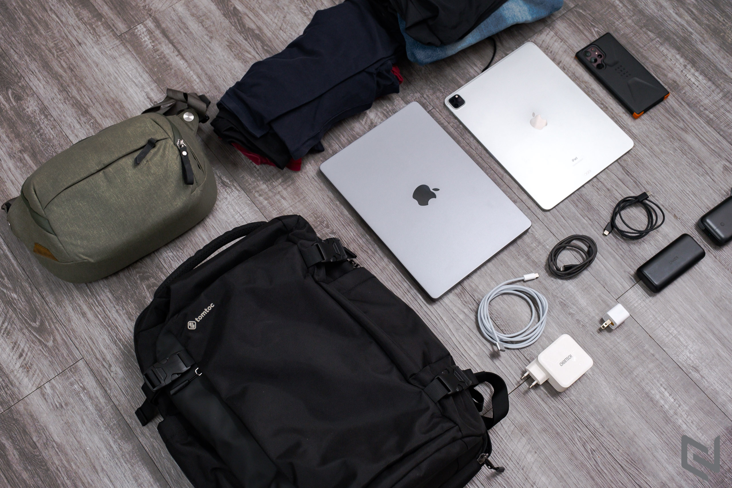 Trên tay balo TomToc Travel Backpack 40L, balo du lịch tiện lợi với ngăn chứa cực rộng
