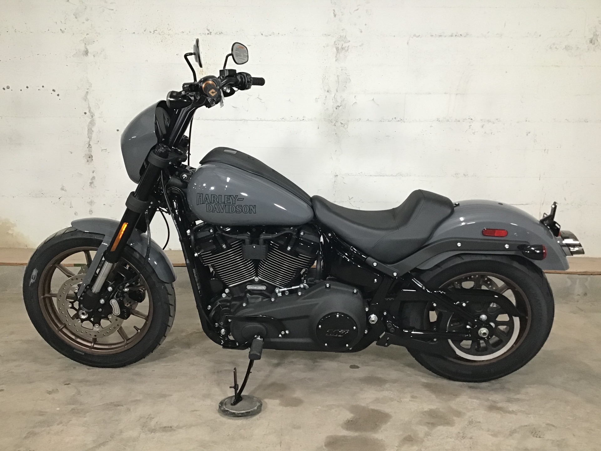 Harley-Davidson Low Rider S 2022 với hai tuỳ chọn màu Vivid Black và Gunship Gray có giá bán từ 659 triệu đồng