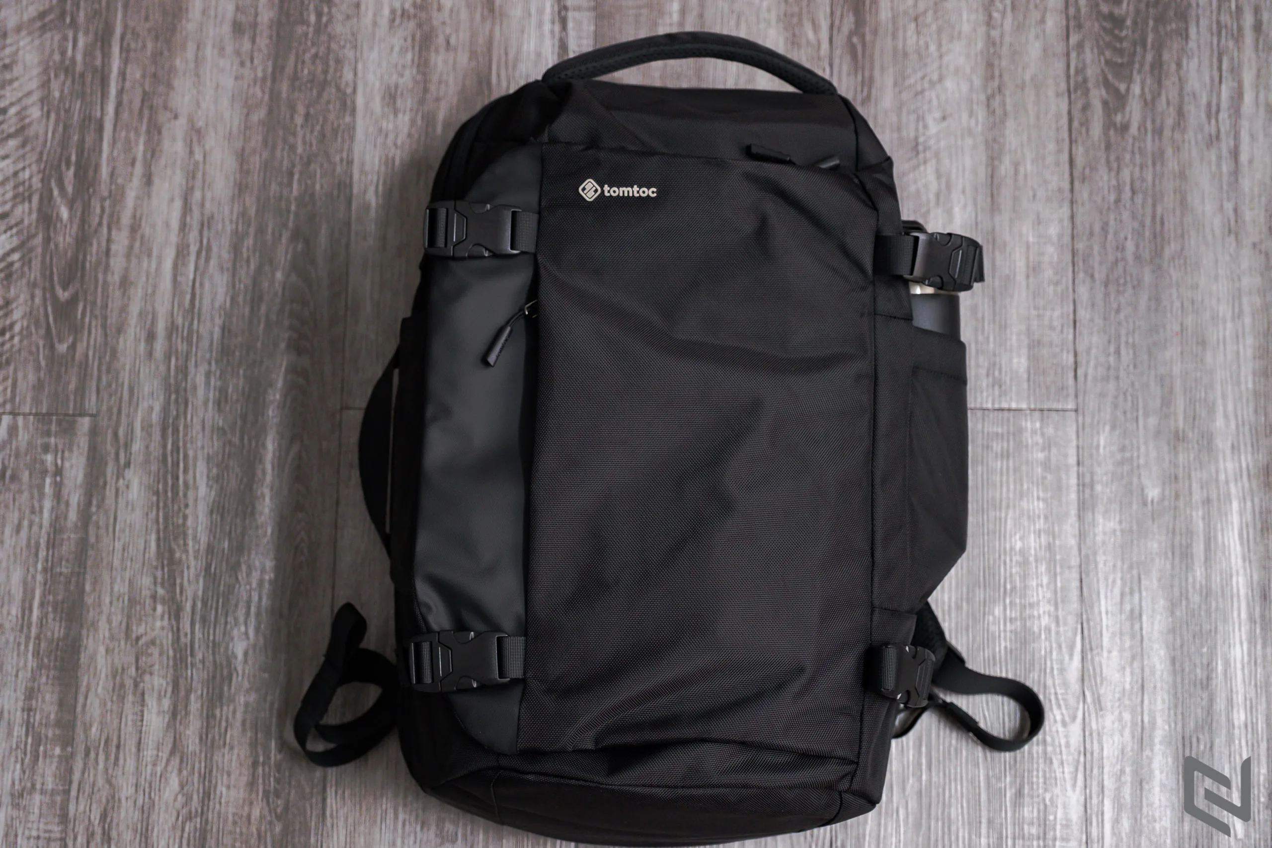 Trên tay balo TomToc Travel Backpack 40L, balo du lịch tiện lợi với ngăn chứa cực rộng