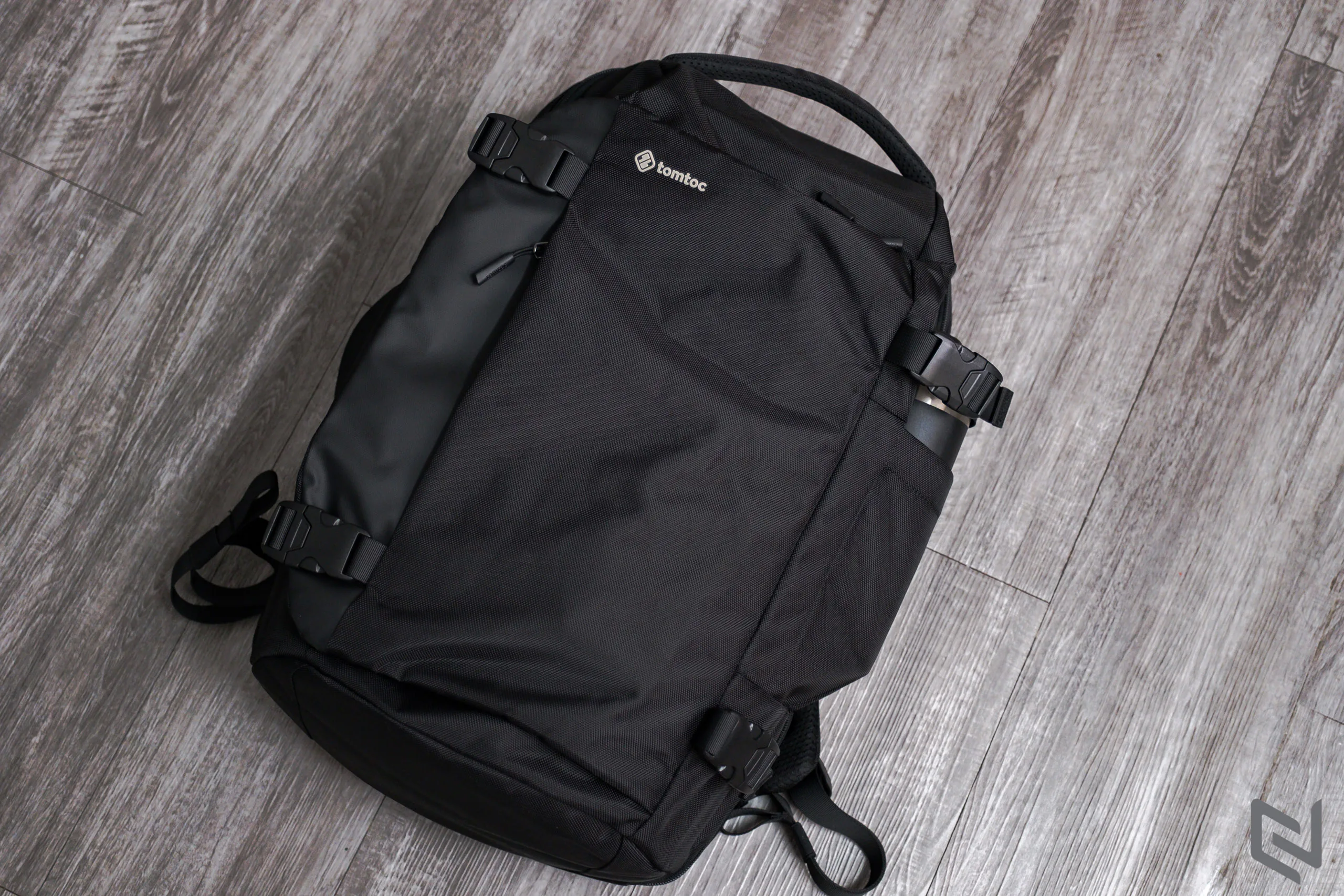 Trên tay balo TomToc Travel Backpack 40L, balo du lịch tiện lợi với ngăn chứa cực rộng