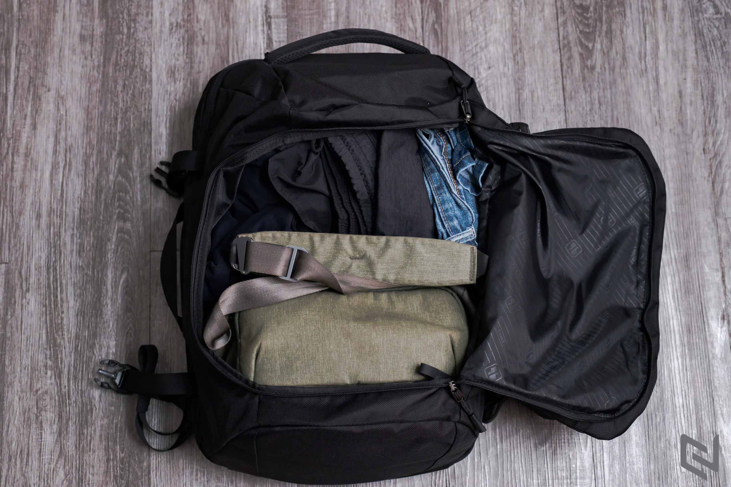 Trên tay balo TomToc Travel Backpack 40L, balo du lịch tiện lợi với ngăn chứa cực rộng
