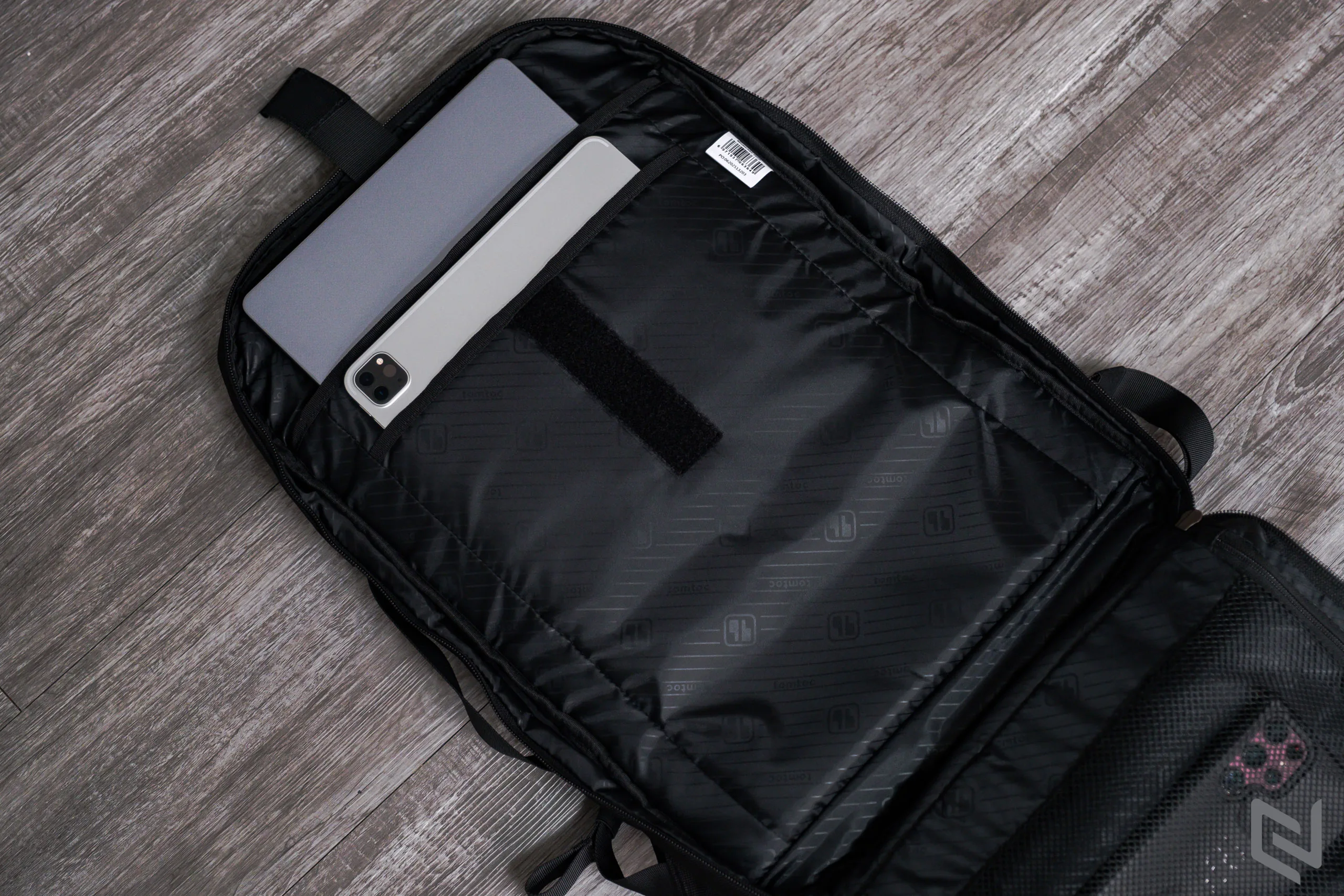 Trên tay balo TomToc Travel Backpack 40L, balo du lịch tiện lợi với ngăn chứa cực rộng