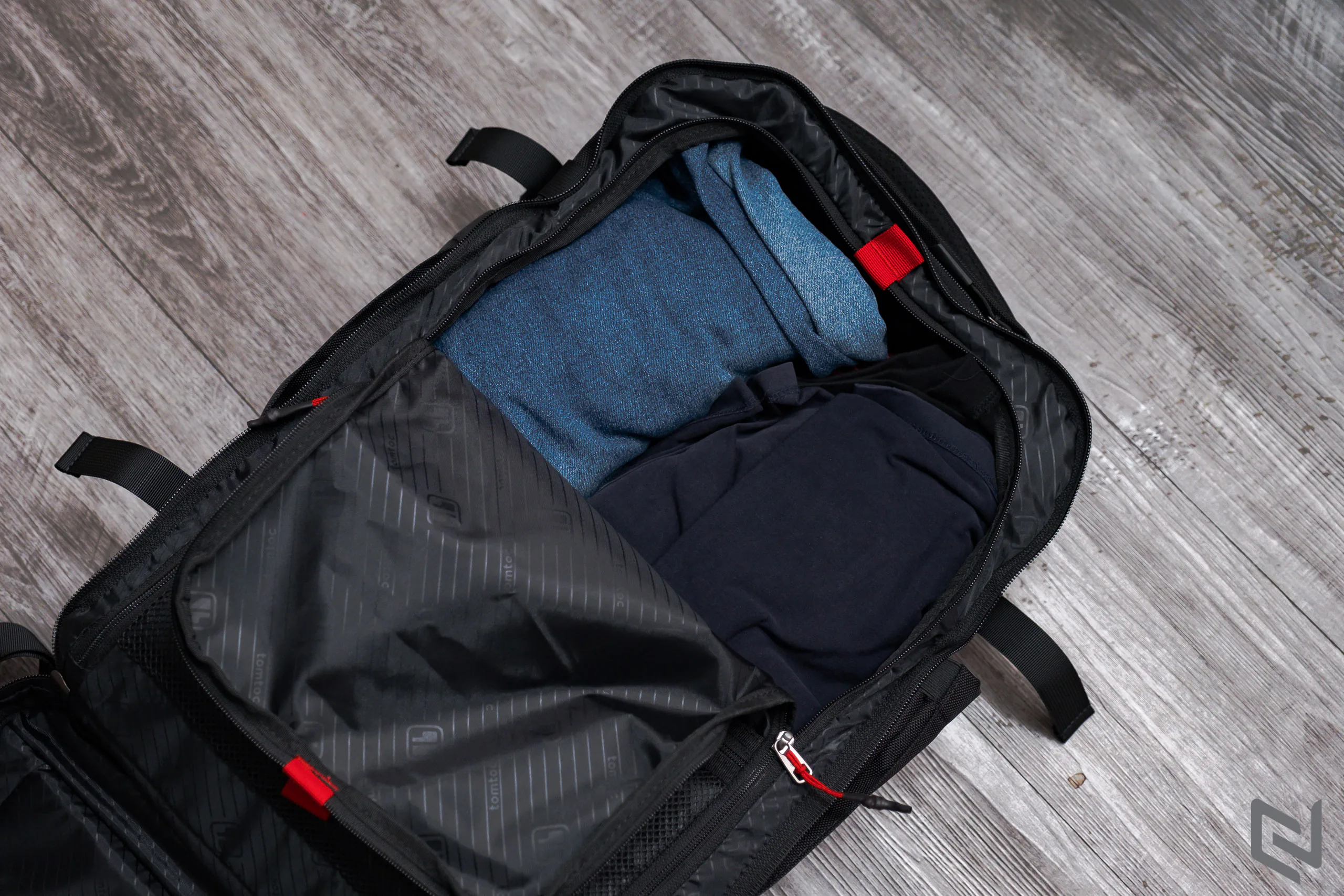 Trên tay balo TomToc Travel Backpack 40L, balo du lịch tiện lợi với ngăn chứa cực rộng