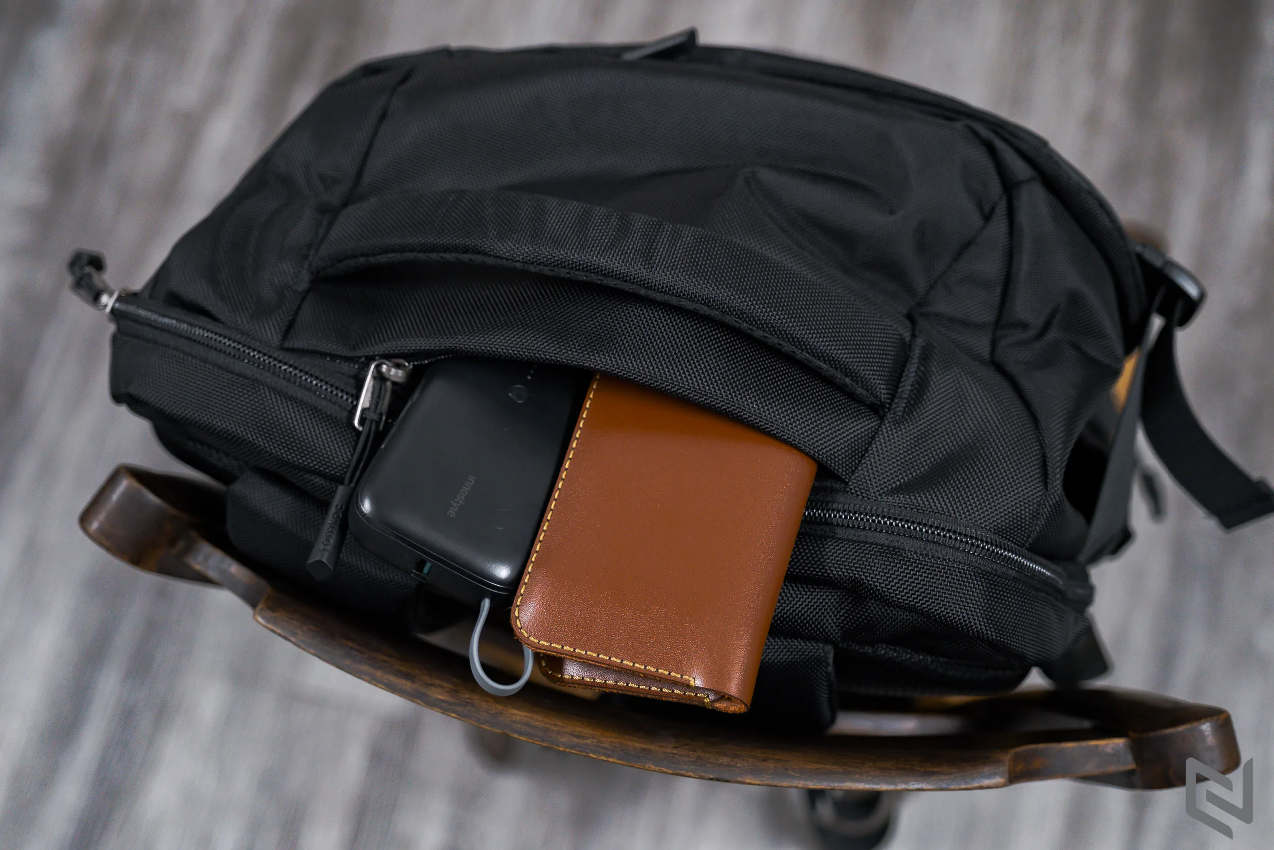 Trên tay balo TomToc Travel Backpack 40L, balo du lịch tiện lợi với ngăn chứa cực rộng