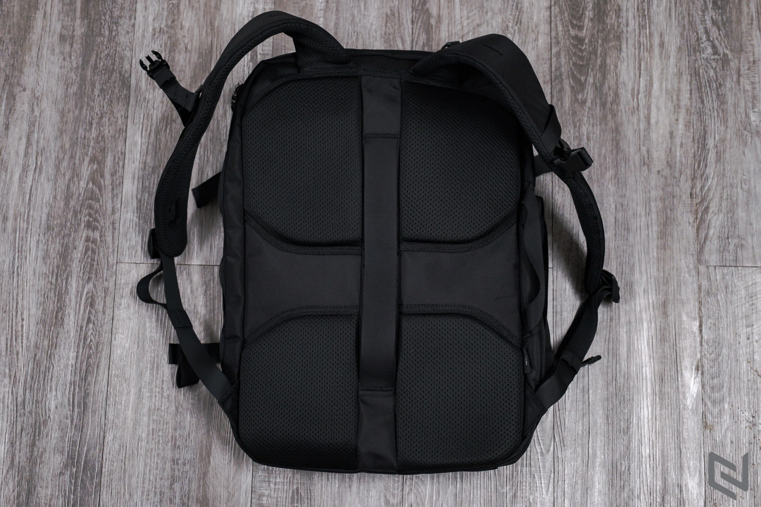 Trên tay balo TomToc Travel Backpack 40L, balo du lịch tiện lợi với ngăn chứa cực rộng