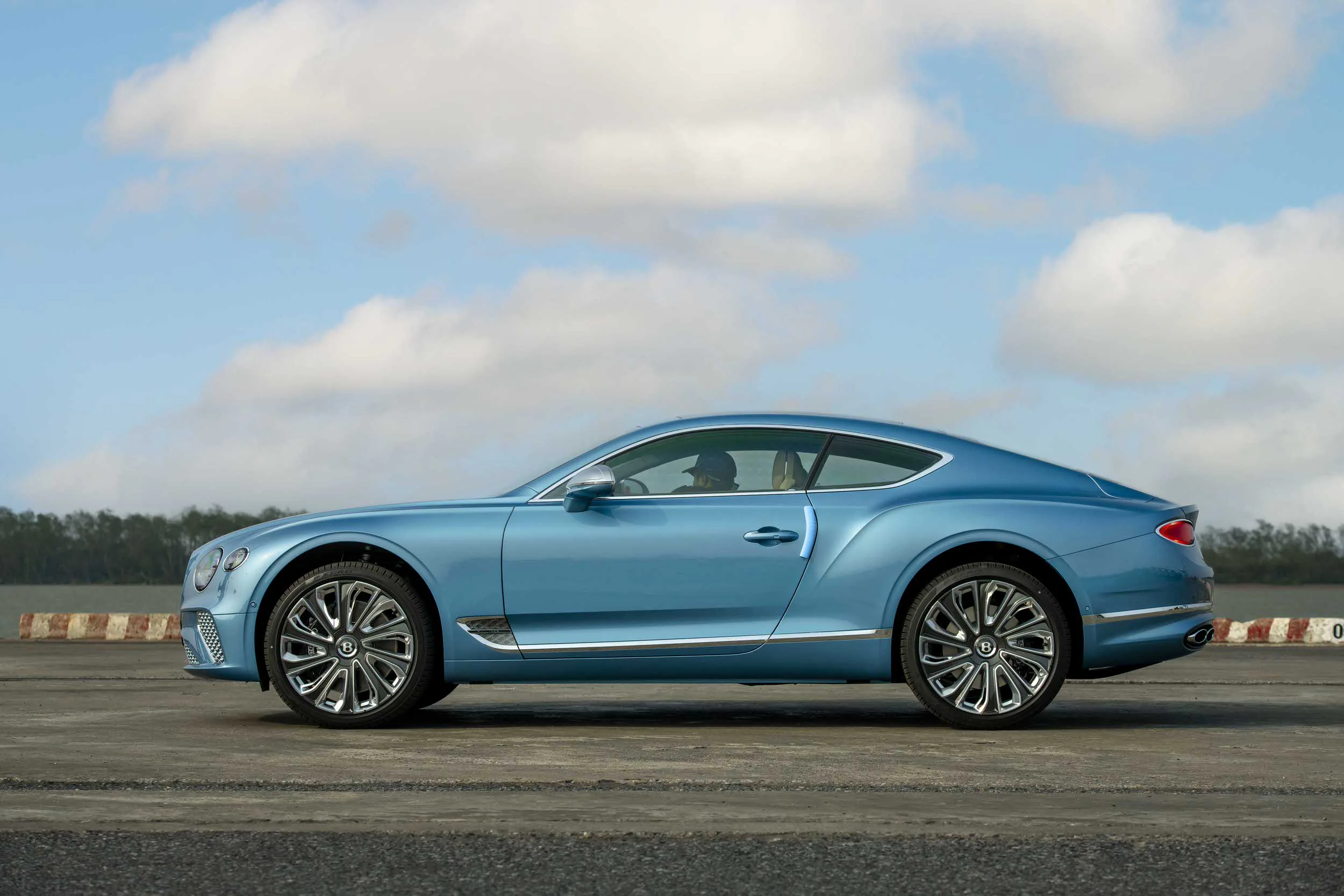 Bentley Continental GT V8 Mulliner chính hãng đầu tiên đã cập bến về Việt Nam