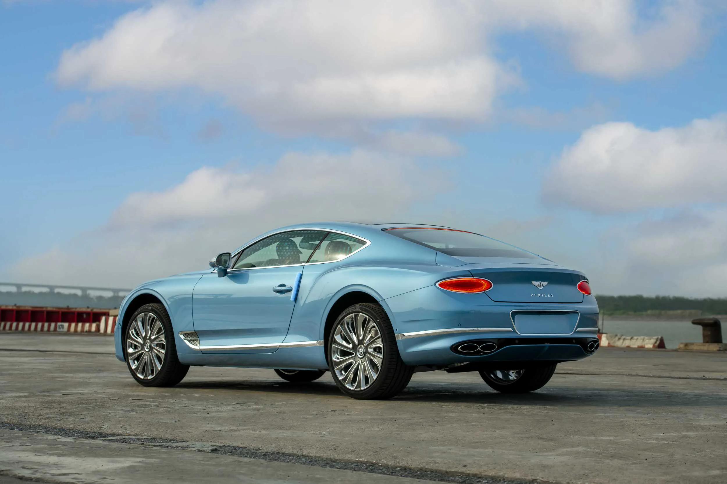 Bentley Continental GT V8 Mulliner chính hãng đầu tiên đã cập bến về Việt Nam