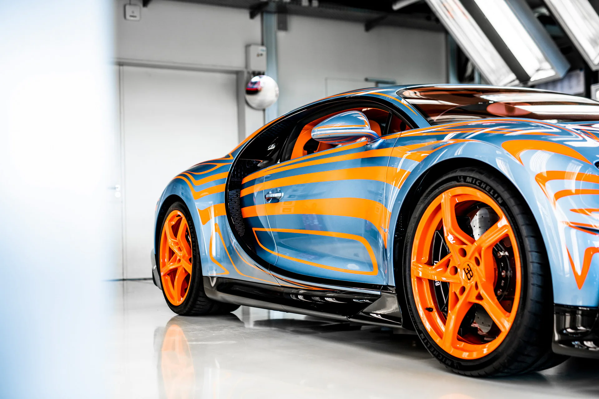 Ngắm nhìn bộ đôi Bugatti Chiron sở hữu màu sơn mất 5 tuần để hoàn thiện