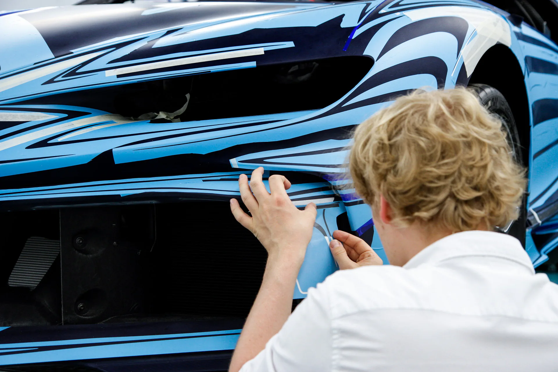 Ngắm nhìn bộ đôi Bugatti Chiron sở hữu màu sơn mất 5 tuần để hoàn thiện