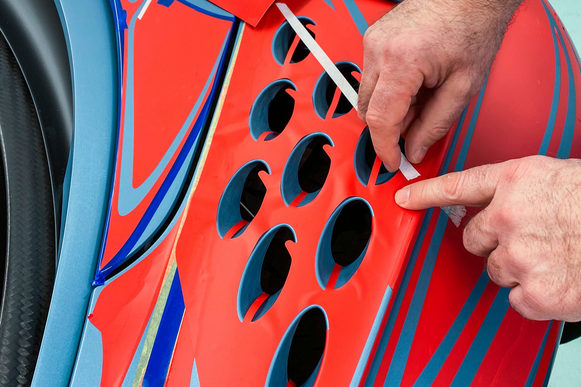 Ngắm nhìn bộ đôi Bugatti Chiron sở hữu màu sơn mất 5 tuần để hoàn thiện