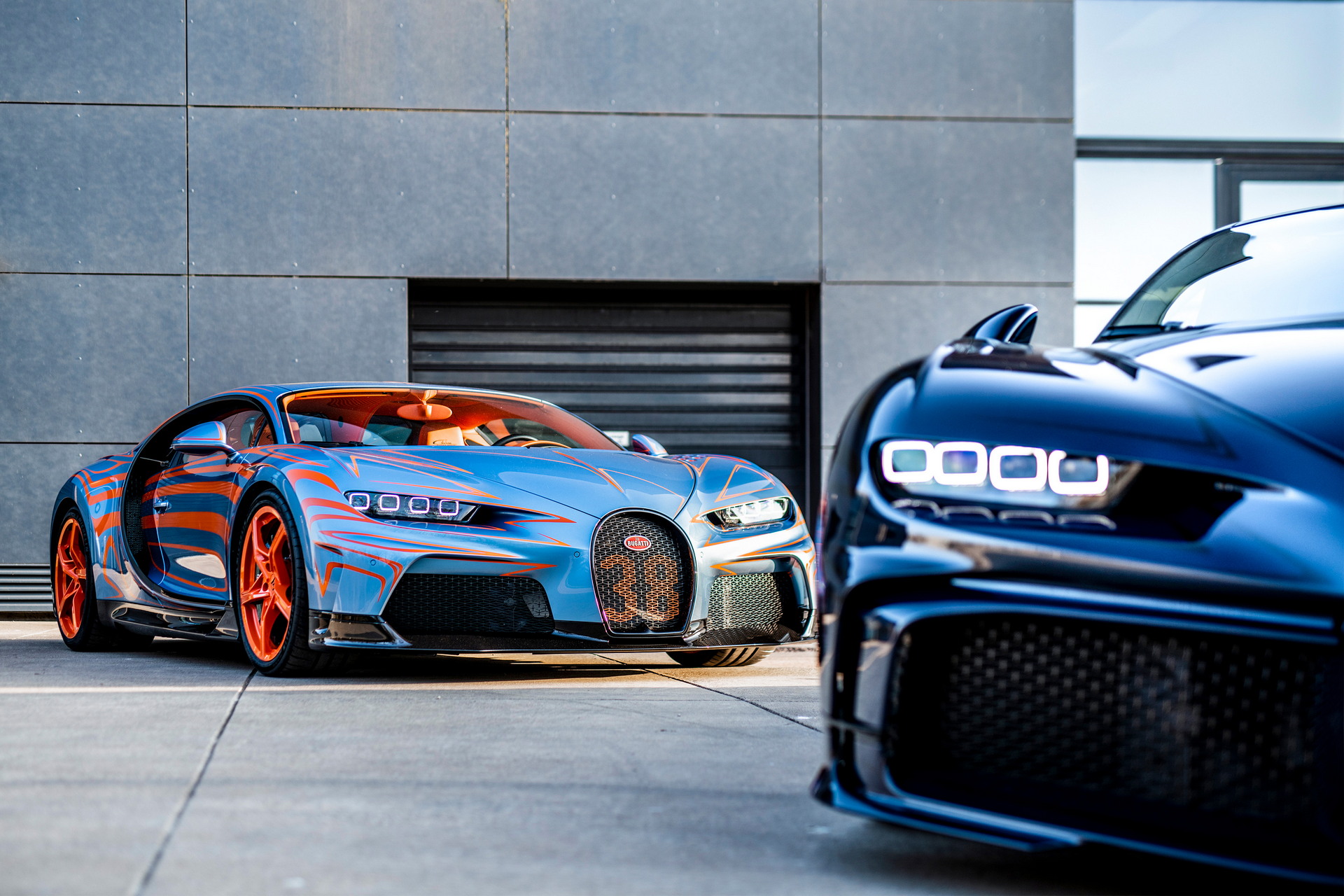 Ngắm nhìn bộ đôi Bugatti Chiron sở hữu màu sơn mất 5 tuần để hoàn thiện