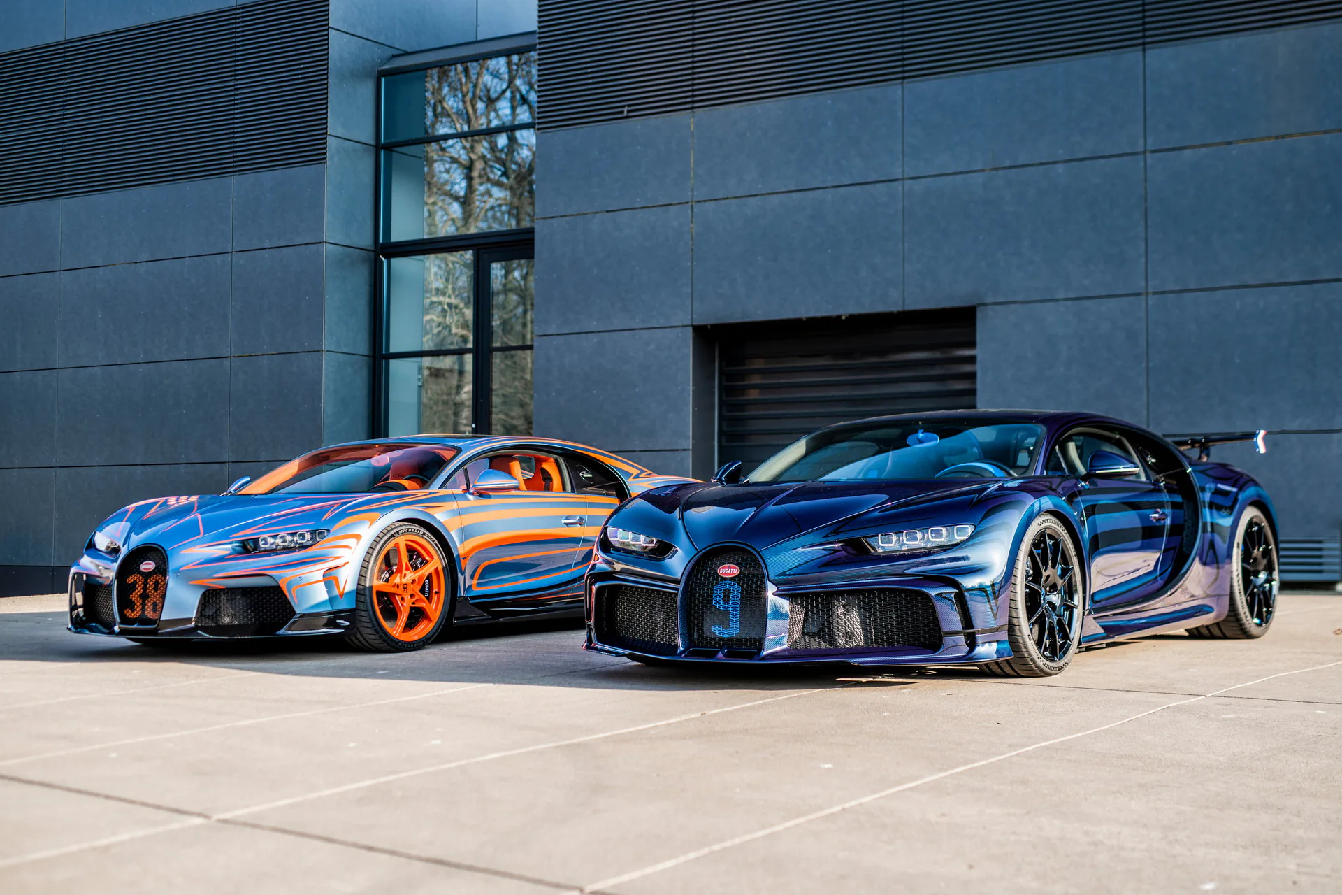 Ngắm nhìn bộ đôi Bugatti Chiron sở hữu màu sơn mất 5 tuần để hoàn thiện