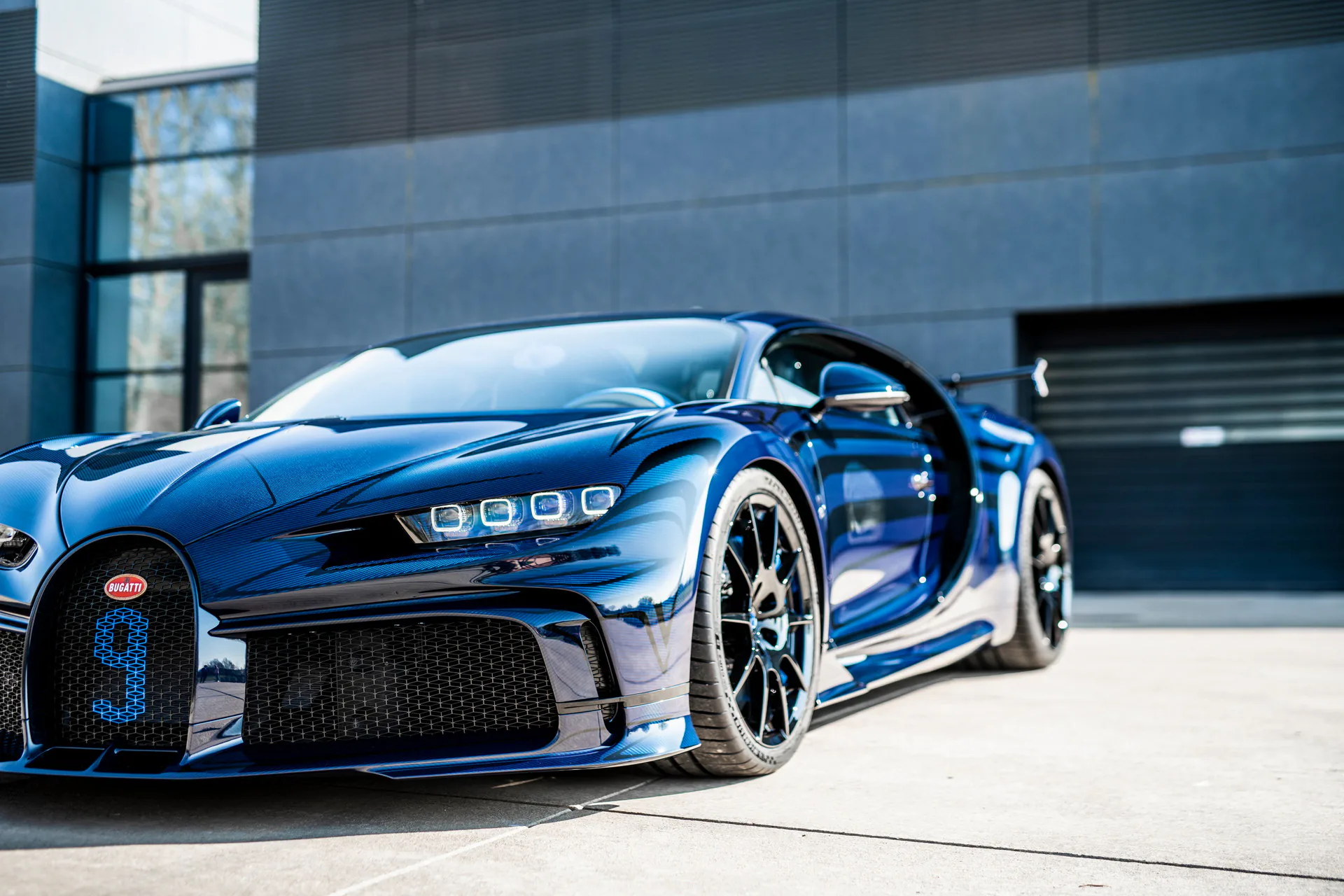 Ngắm nhìn bộ đôi Bugatti Chiron sở hữu màu sơn mất 5 tuần để hoàn thiện