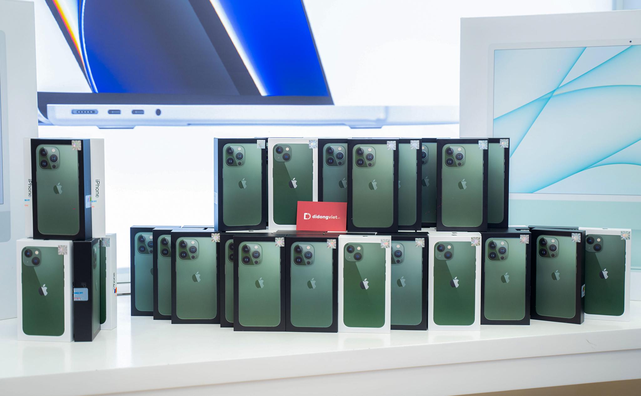 Hàng loạt iPhone giá giảm mạnh sau khi iPhone 13 series xanh lá lên kệ tại Việt Nam