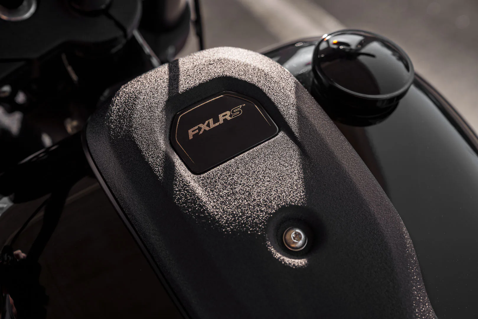 Harley-Davidson Low Rider S 2022 với hai tuỳ chọn màu Vivid Black và Gunship Gray có giá bán từ 659 triệu đồng
