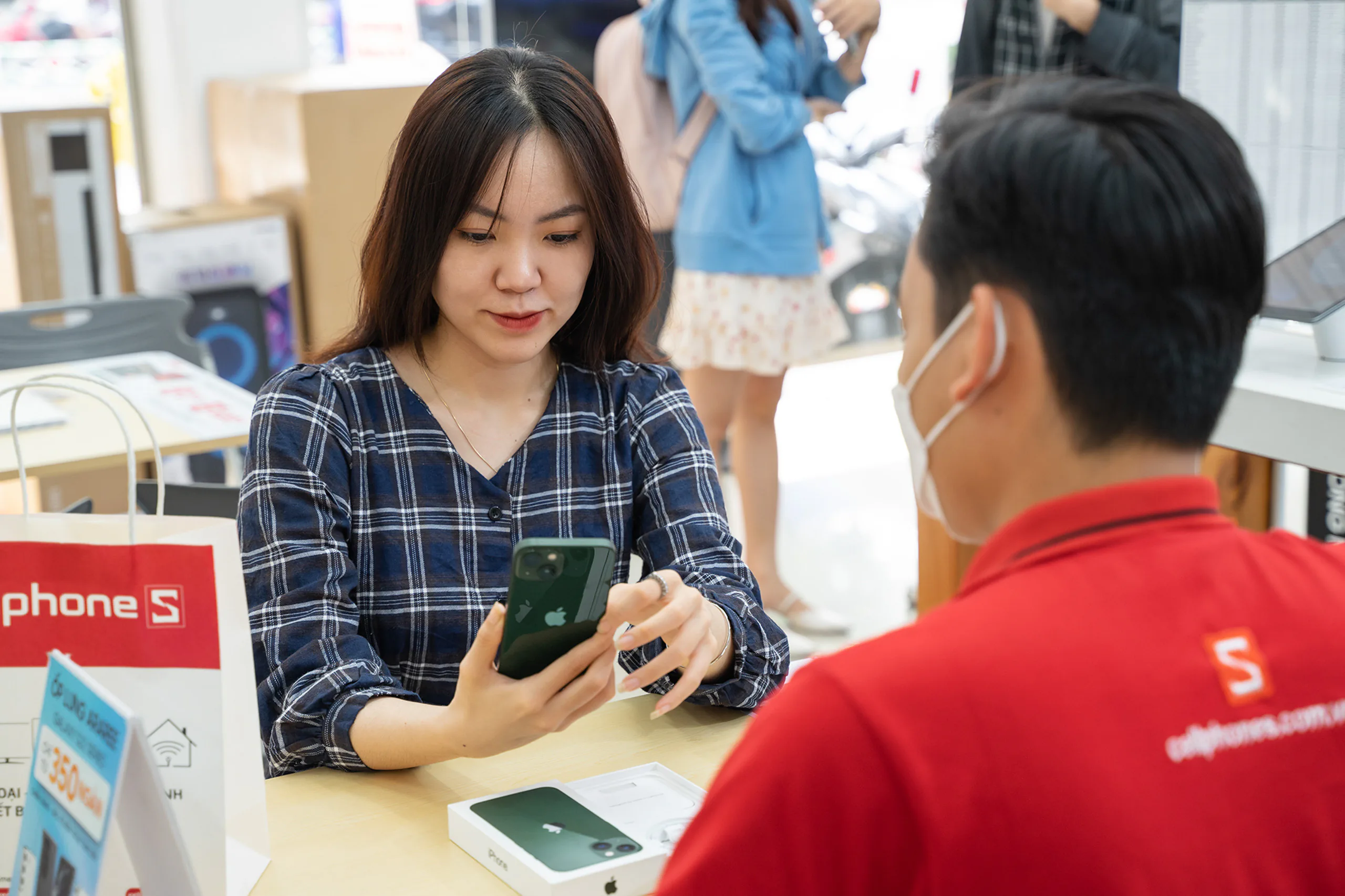 iPhone 13 series bản Xanh lá chính hãng mở bán tại CellphoneS
