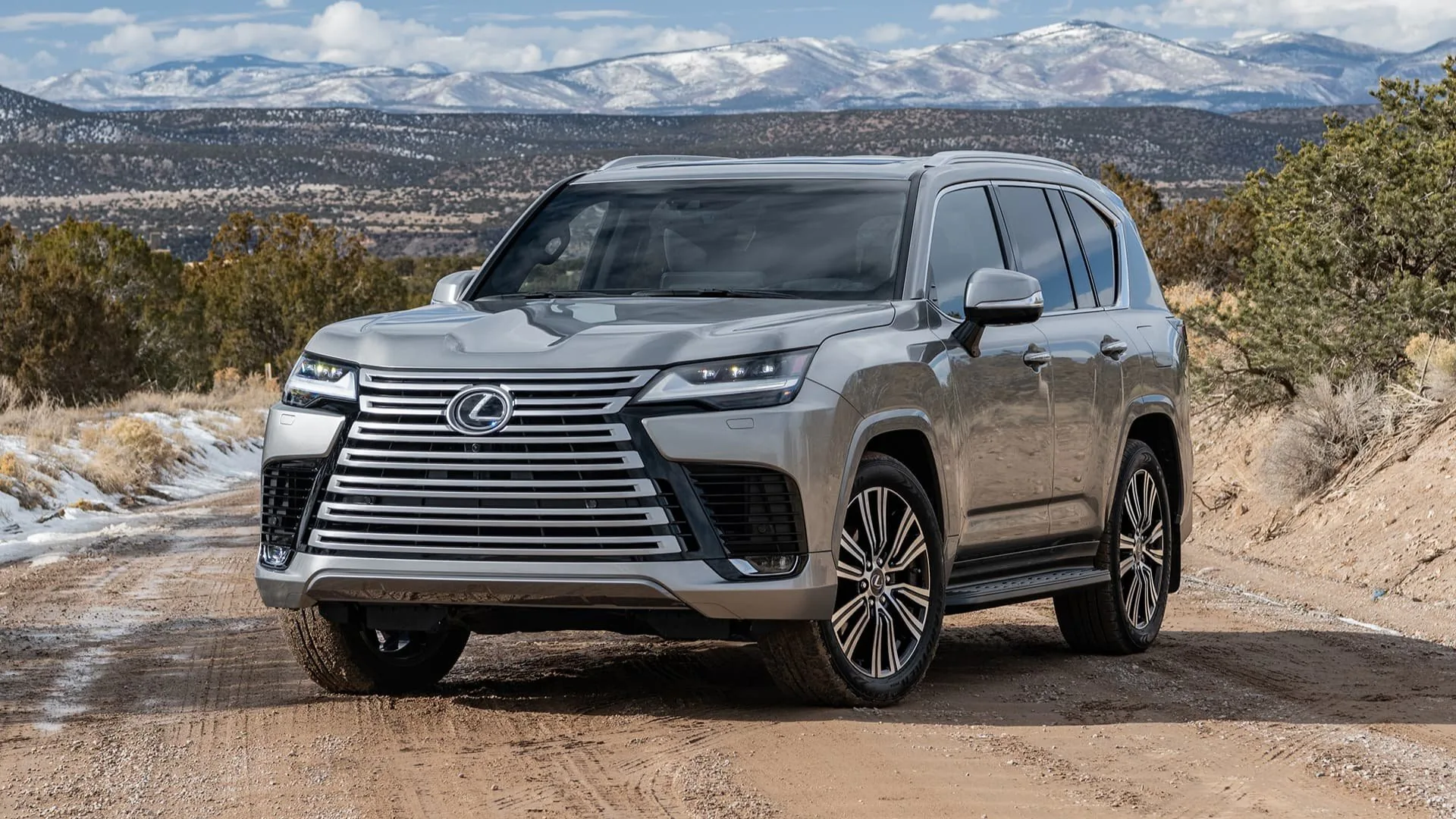 Siêu xe Lexus LX 600 ra mắt tại Việt Nam, giá từ 8.1 tỷ