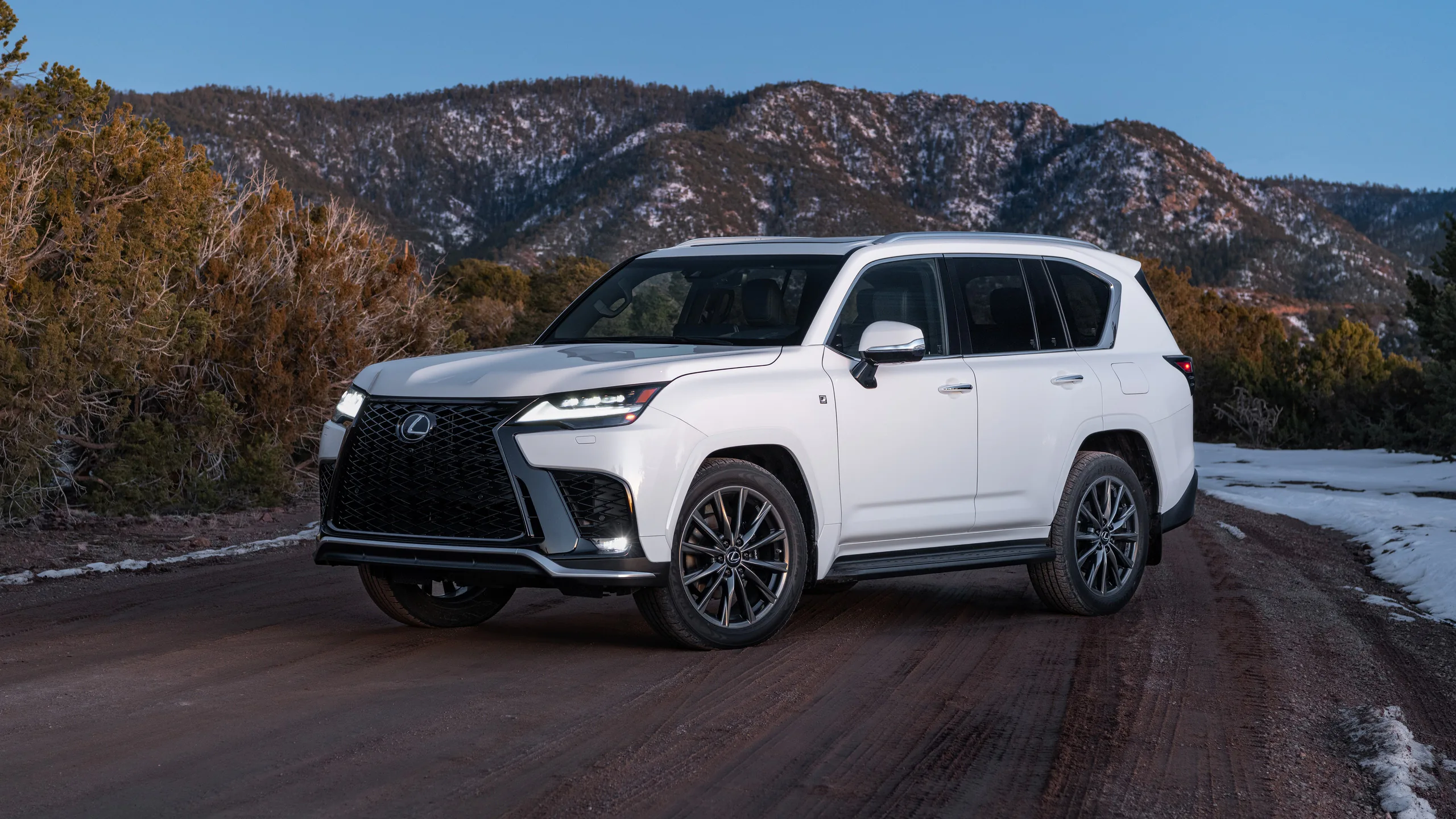 Siêu xe Lexus LX 600 ra mắt tại Việt Nam, giá từ 8.1 tỷ