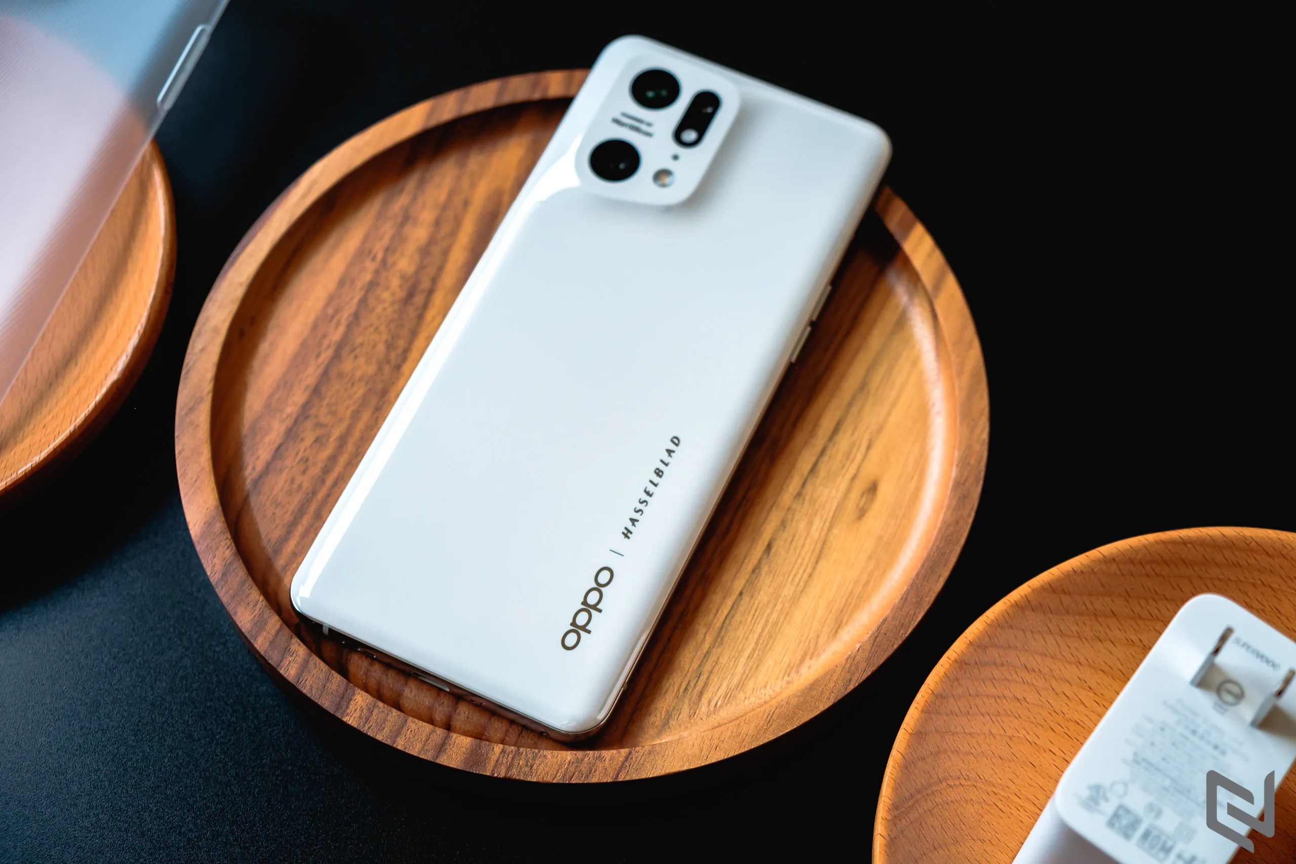 Mở hộp OPPO Find X5 Pro 5G: Màu trắng Ceramic tuyệt đẹp, hộp tái chế bảo vệ môi trường và rất nhiều thông số cao cấp khác nữa