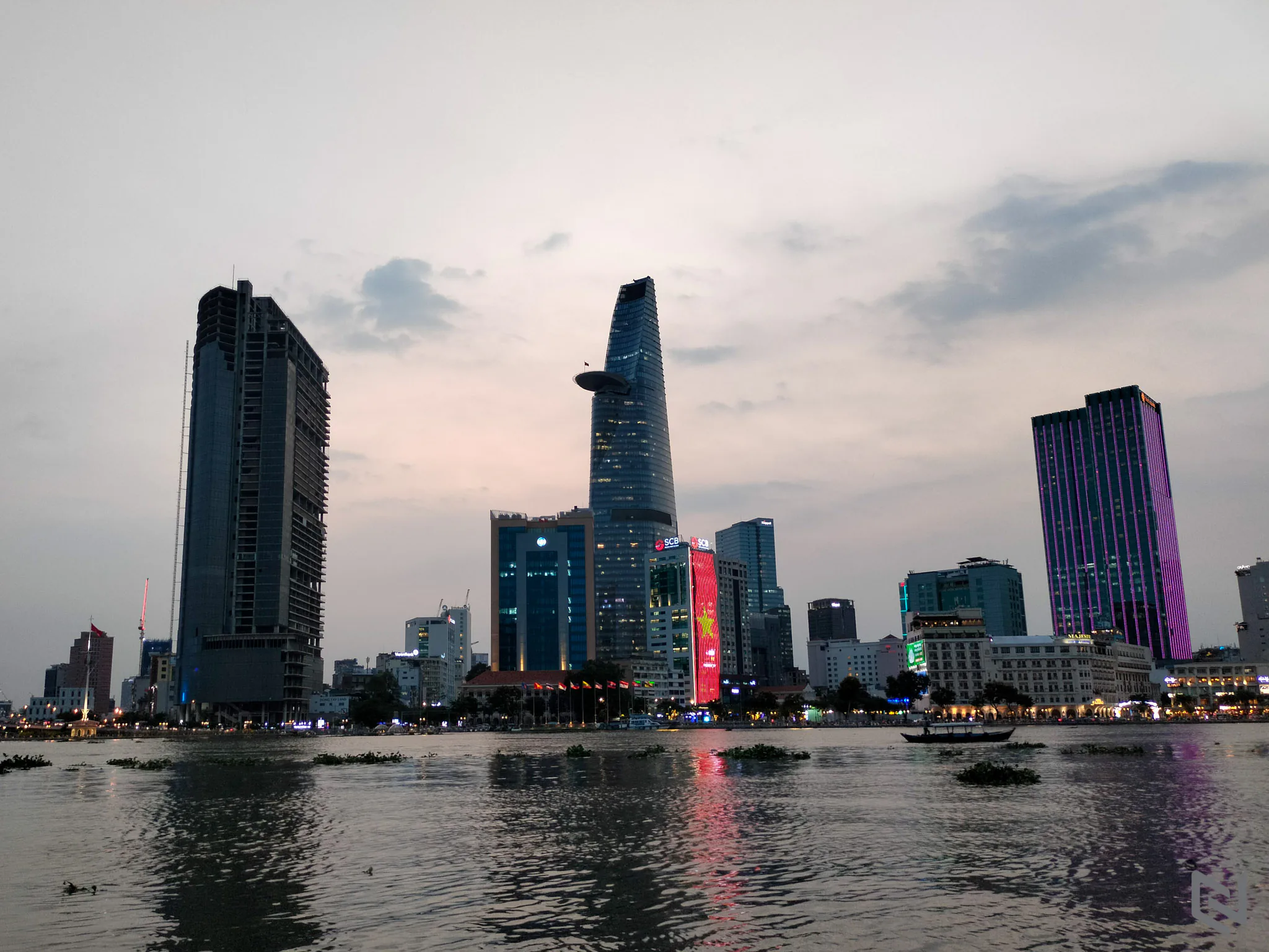 Trên tay OPPO Reno7 - Lựa chọn hợp lý cho mọi lứa tuổi với mức giá phải chăng