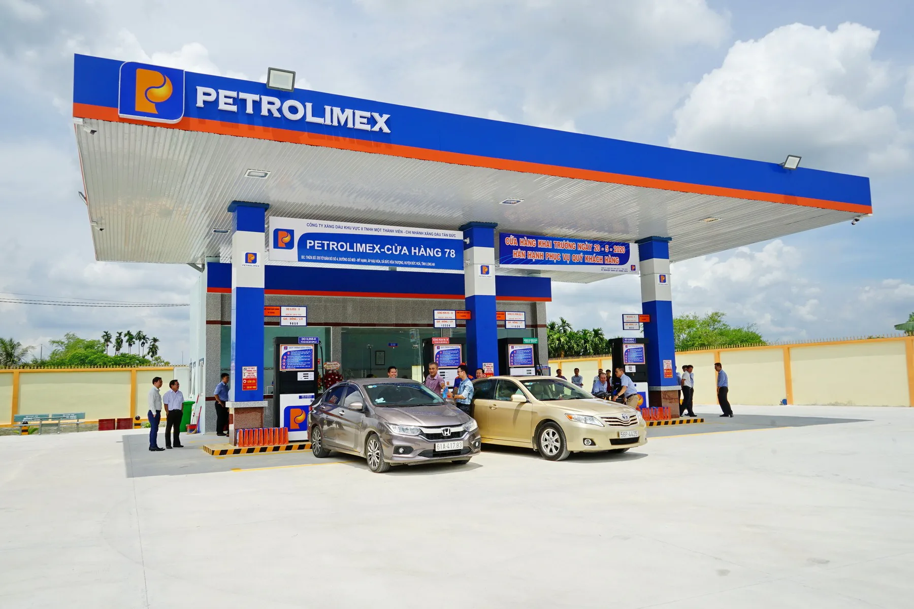 VinFast hợp tác với Petrolimex lắp đặt các trạm sạc xe điện tại những cây xăng