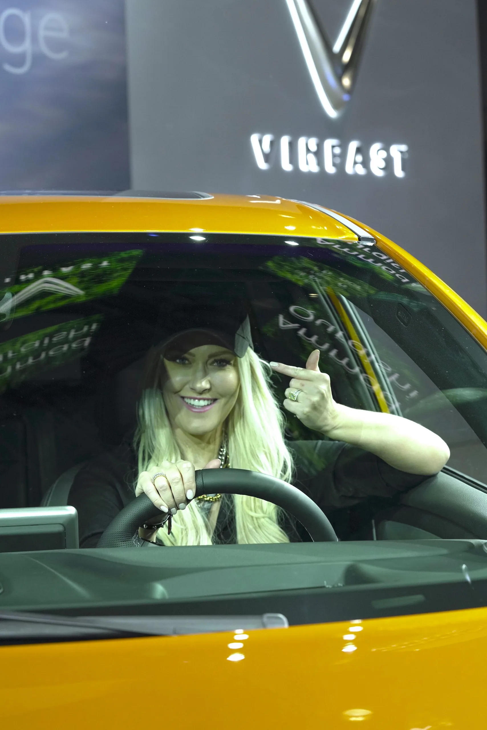 Supercar Blondie nói gì khi lần đầu lái VinFast VF 8 tại Mỹ?