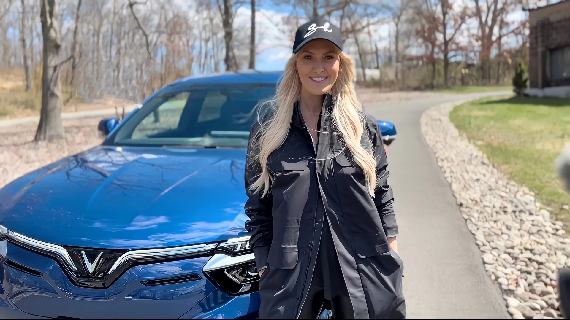 Supercar Blondie nói gì khi lần đầu lái VinFast VF 8 tại Mỹ?