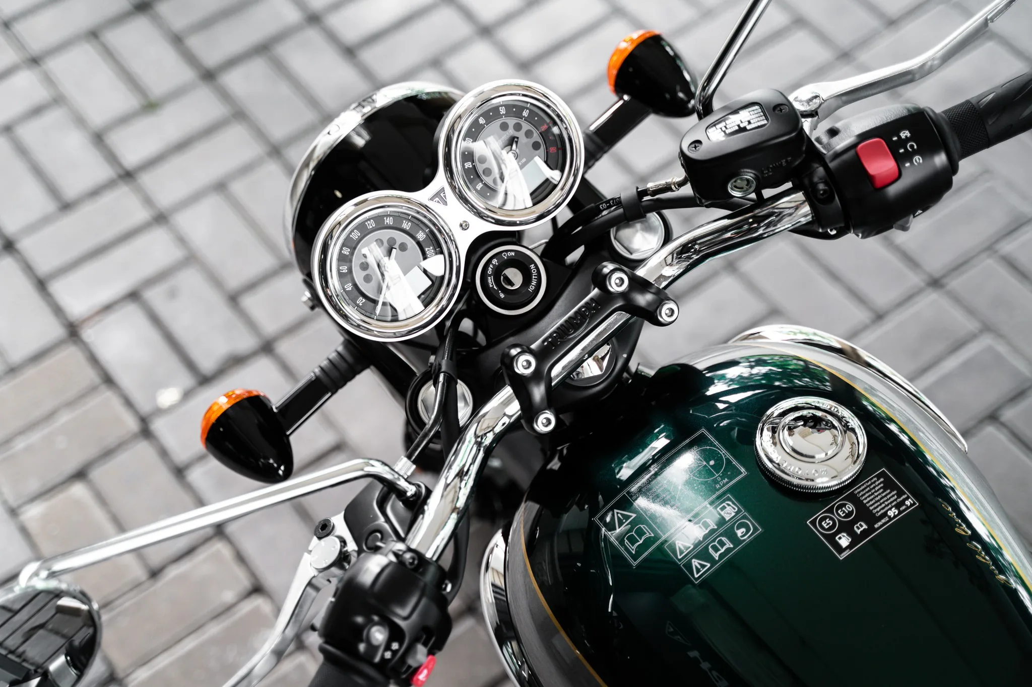 Triumph Bonneville T100 Gold Line đầu tiên tại Việt Nam - Đẹp lộng lẫy và đầy tinh tế