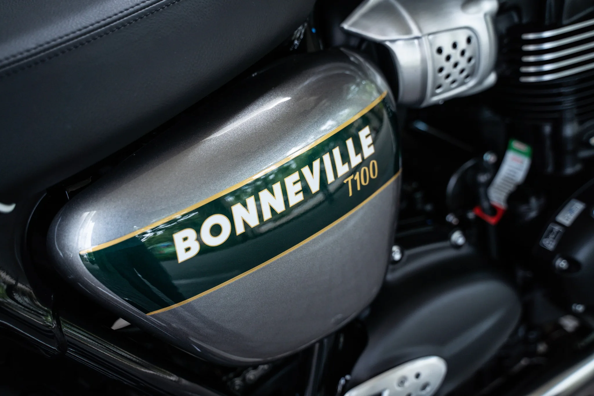 Triumph Bonneville T100 Gold Line đầu tiên tại Việt Nam - Đẹp lộng lẫy và đầy tinh tế