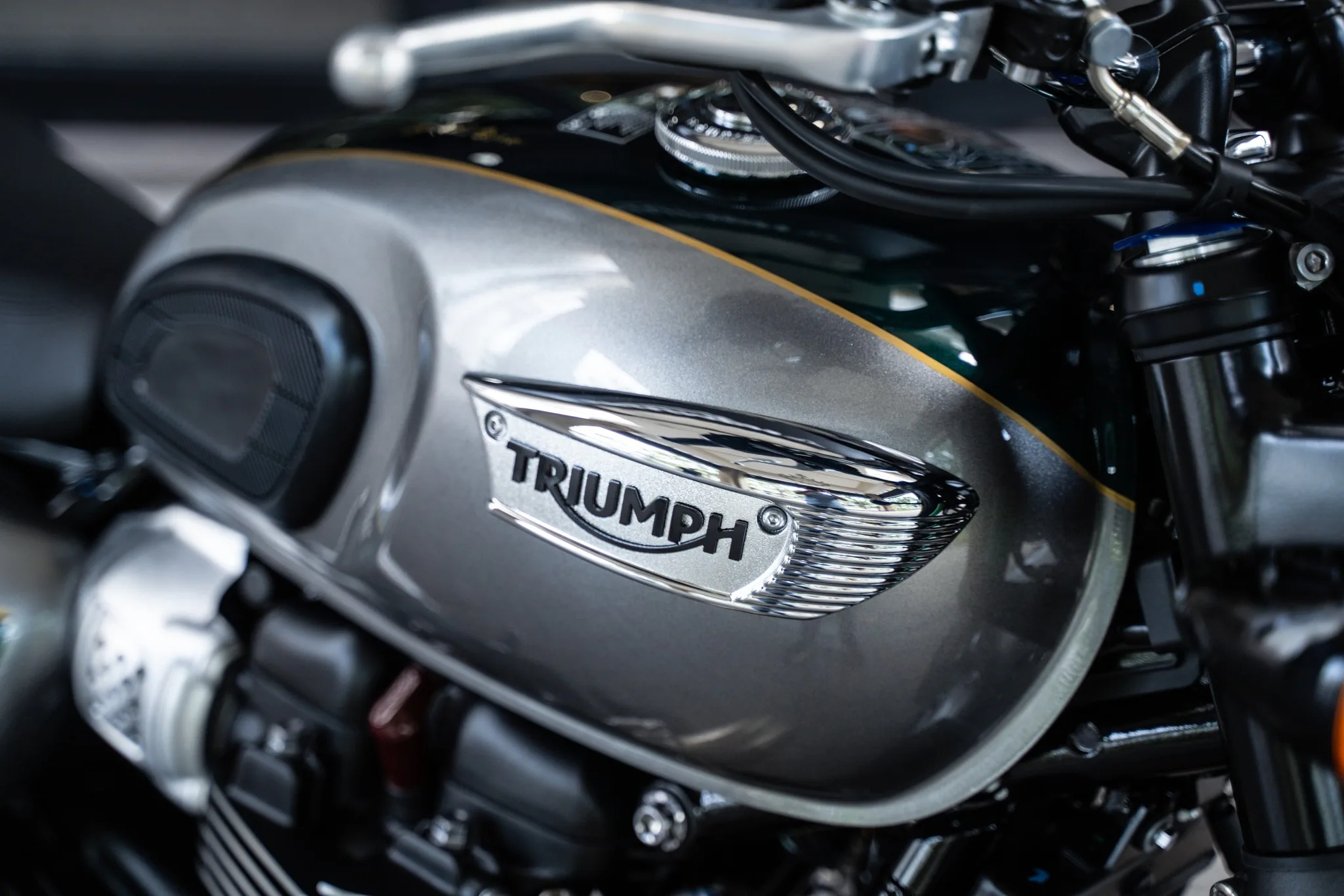 Triumph Bonneville T100 Gold Line đầu tiên tại Việt Nam - Đẹp lộng lẫy và đầy tinh tế