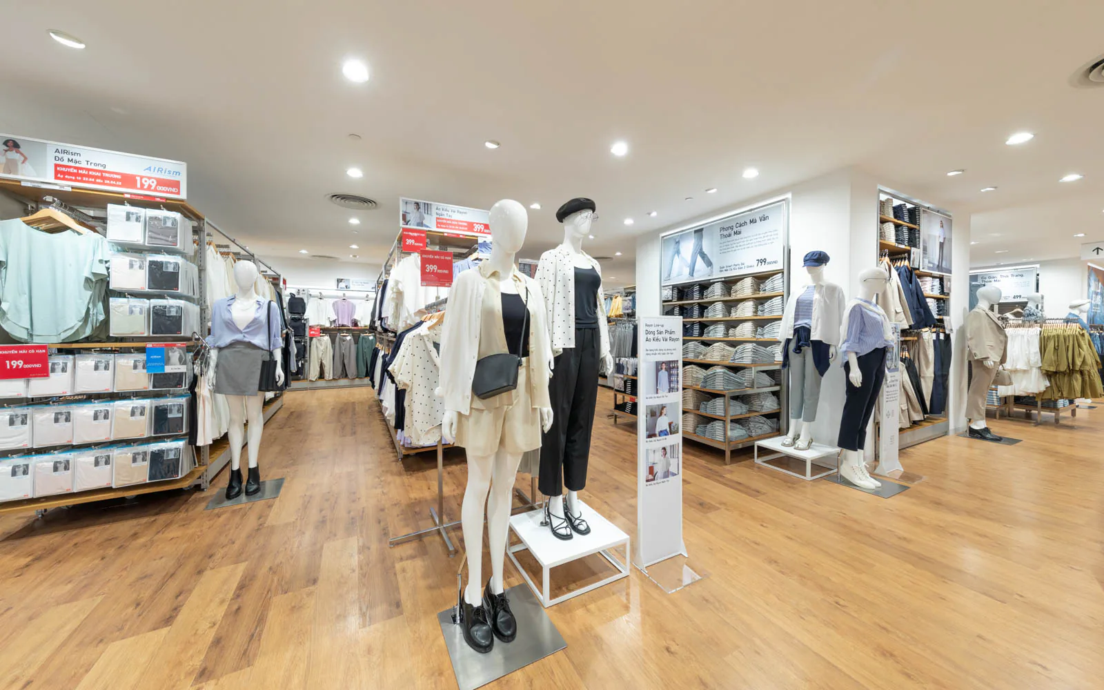 Cửa hàng UNIQLO SAIGON CENTRE chính thức khai trương vào lúc 9:30 sáng ngày 22/04