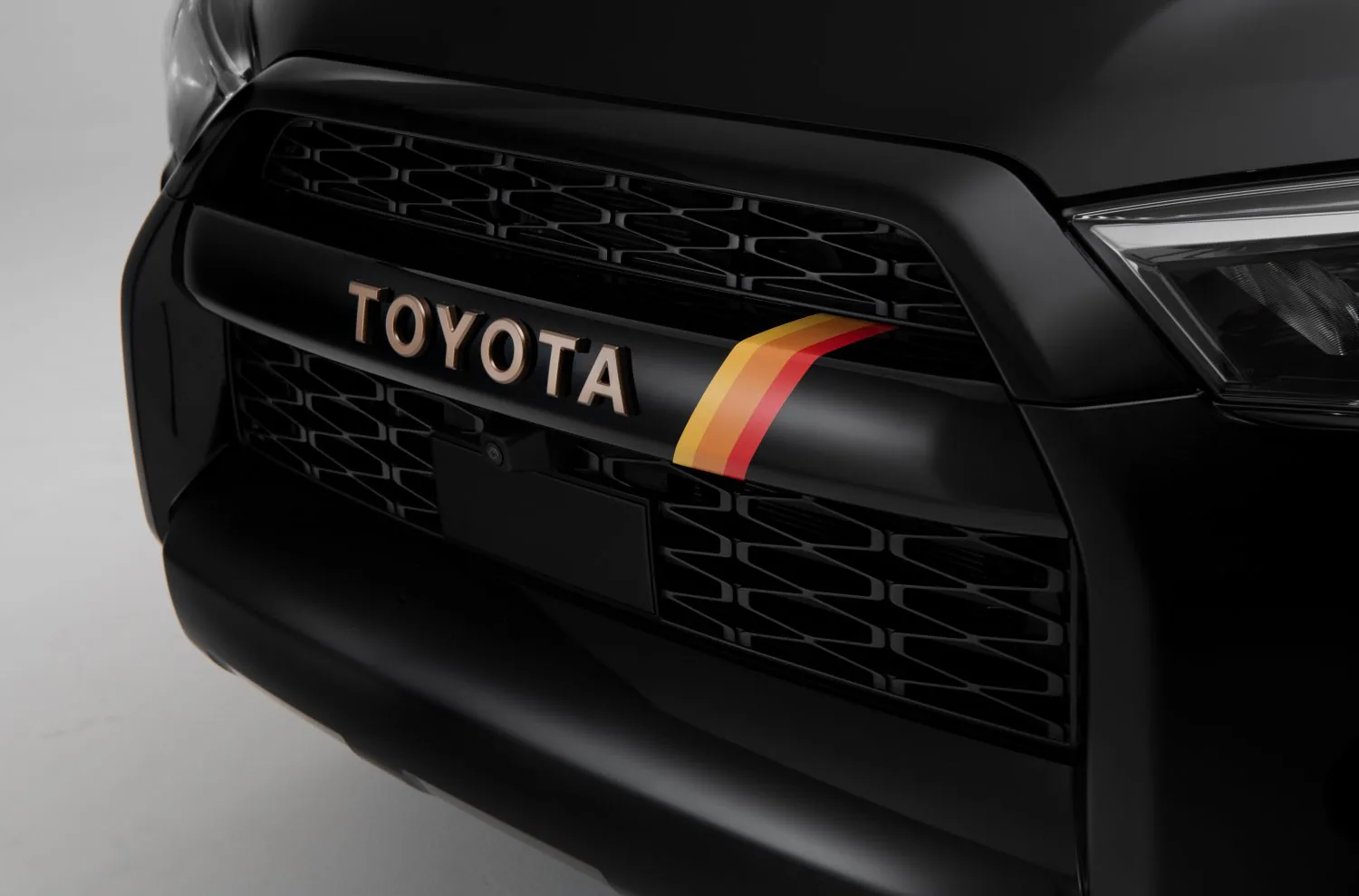 Toyota ra mắt mẫu 4Runner phiên bản kỷ niệm 40 năm hoài cổ và giới hạn chỉ 4,040 chiếc