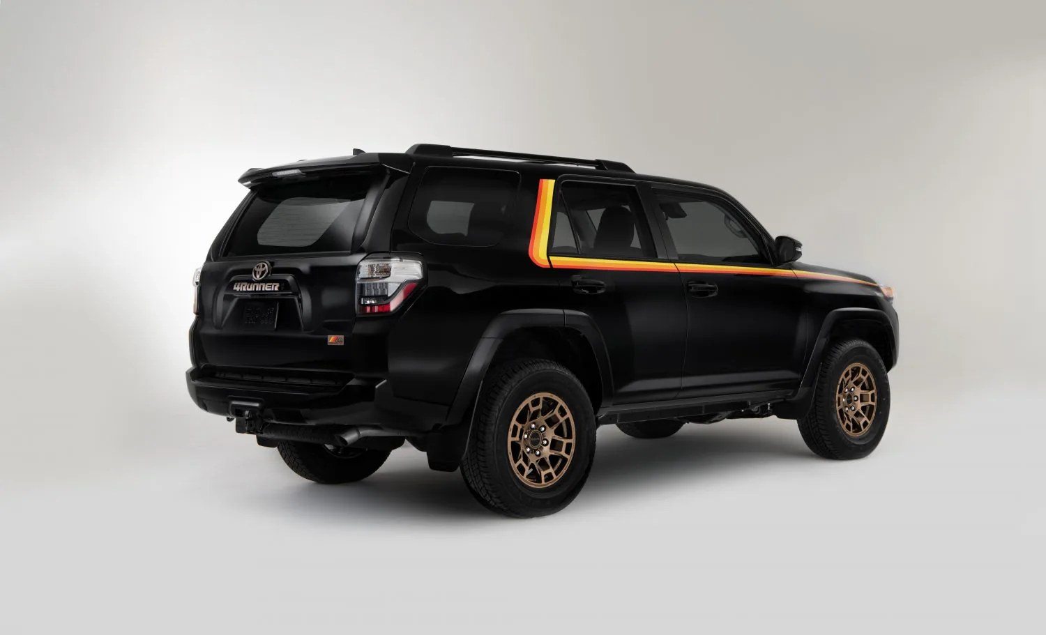 Toyota ra mắt mẫu 4Runner phiên bản kỷ niệm 40 năm hoài cổ và giới hạn chỉ 4,040 chiếc