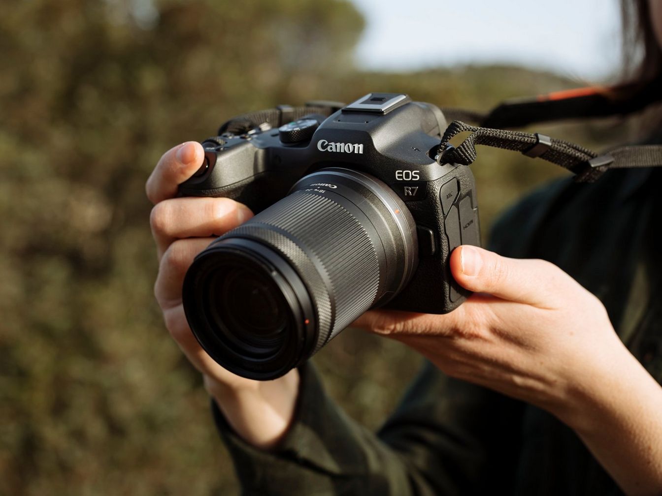 Dòng máy EOS R(evolution) của Canon sử dụng cảm biến APS-C với hai máy ảnh không gương lật mới và ống kính RF-S mới