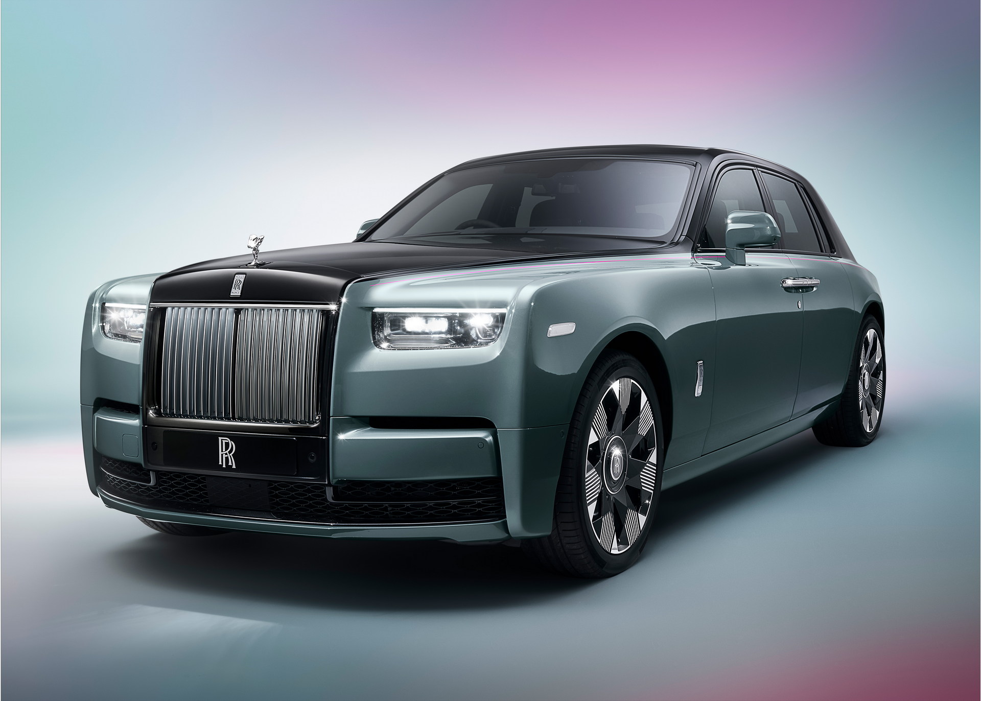 Rolls-Royce ra mắt Phantom 2023 mới với nâng cấp lưới tản nhiệt phát sáng và các tuỳ chọn khác