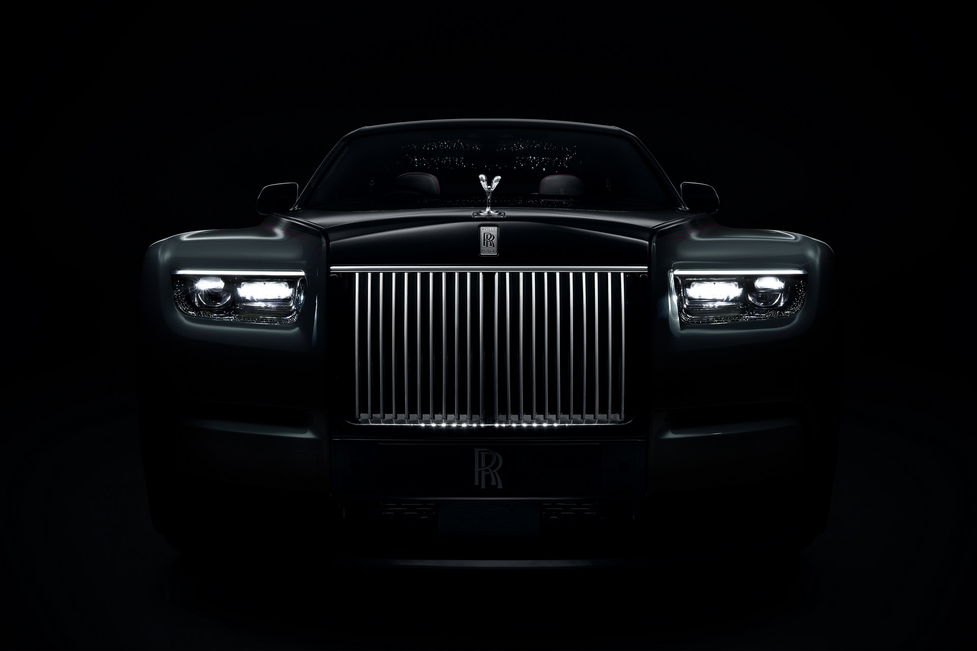 Rolls-Royce ra mắt Phantom 2023 mới với nâng cấp lưới tản nhiệt phát sáng và các tuỳ chọn khác