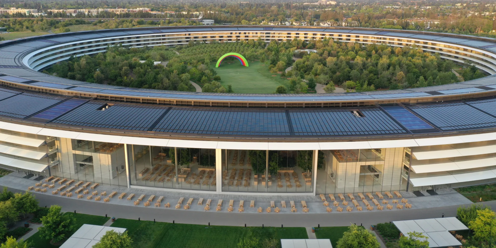 Cùng xem loạt ảnh chụp Apple Park bằng drone, sức sống trở về khi nhân viên đi làm trở lại