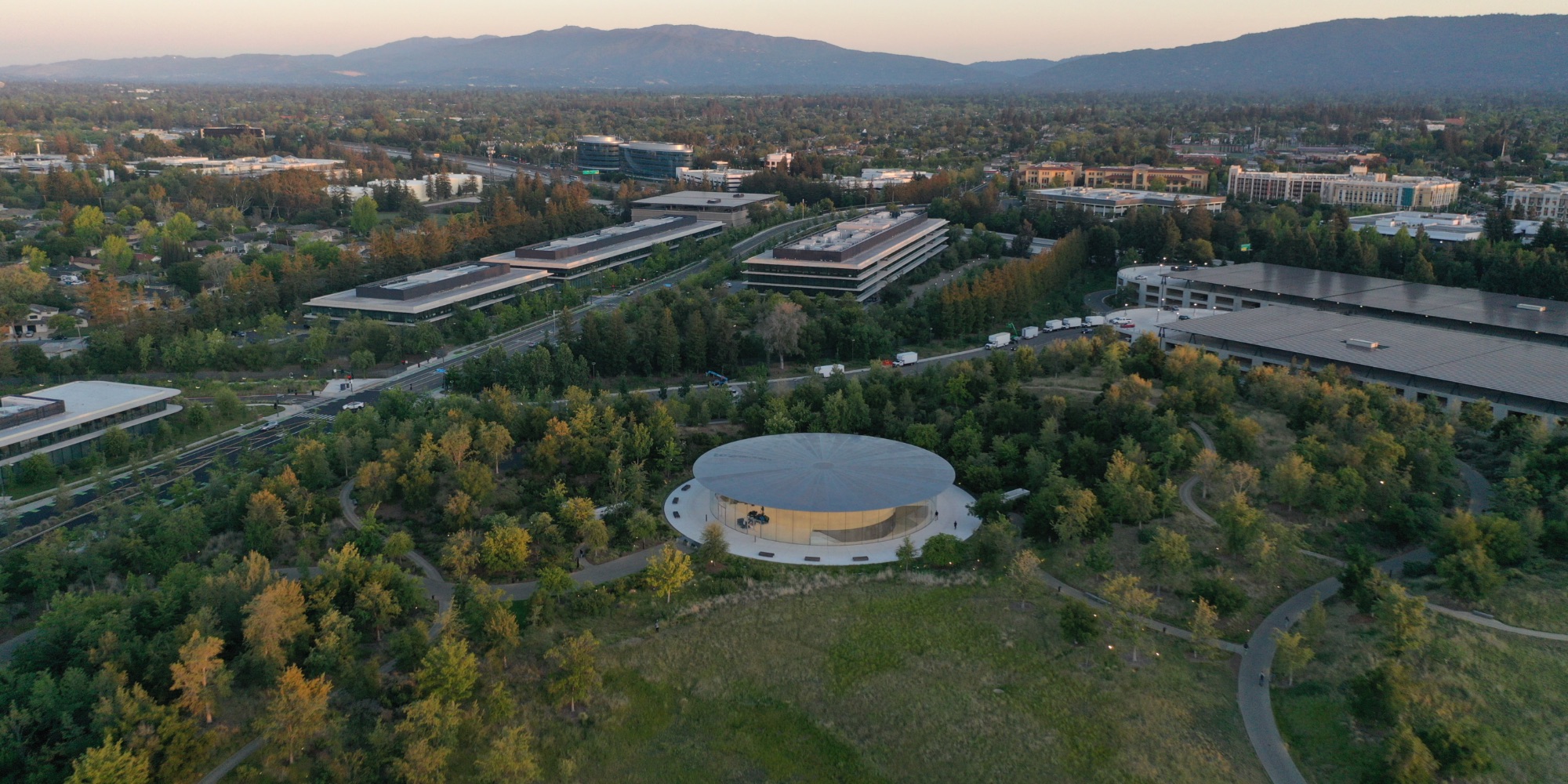 Cùng xem loạt ảnh chụp Apple Park bằng drone, sức sống trở về khi nhân viên đi làm trở lại