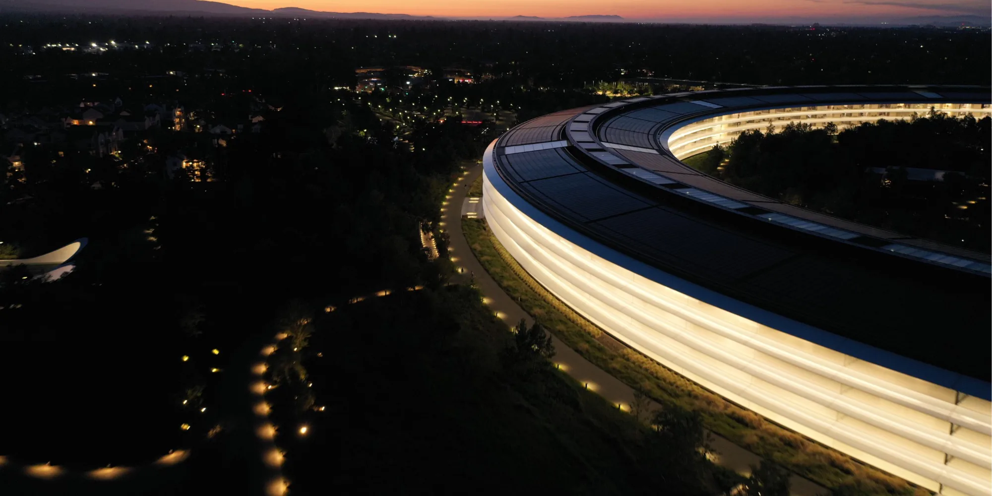 Cùng xem loạt ảnh chụp Apple Park bằng drone, sức sống trở về khi nhân viên đi làm trở lại